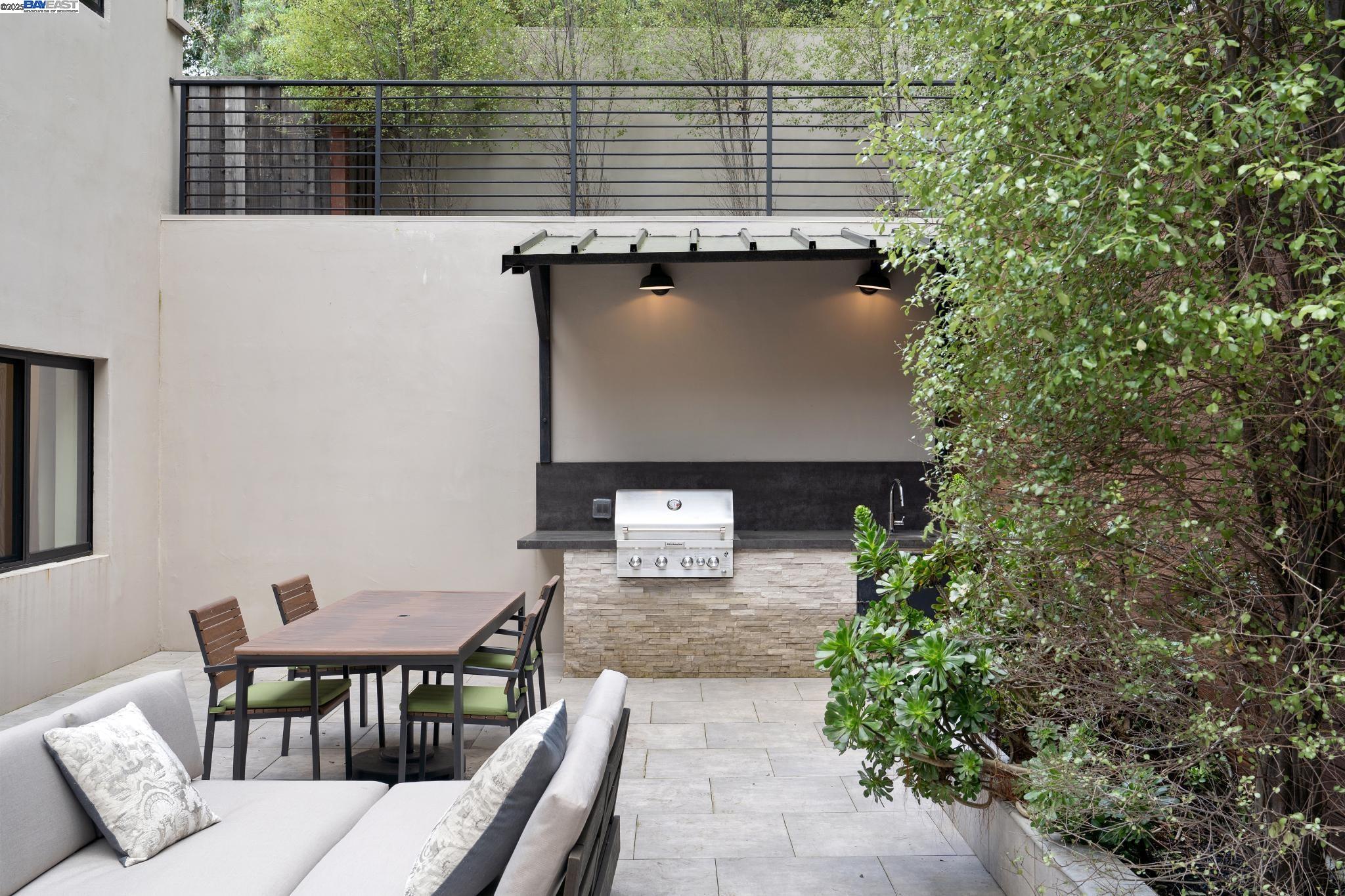 Detail Gallery Image 37 of 45 For 3 West Cir, Oakland,  CA 94611 - 4 Beds | 4/1 Baths