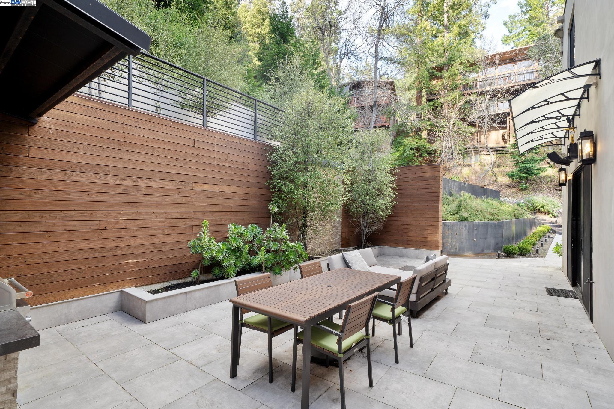 Detail Gallery Image 38 of 45 For 3 West Cir, Oakland,  CA 94611 - 4 Beds | 4/1 Baths