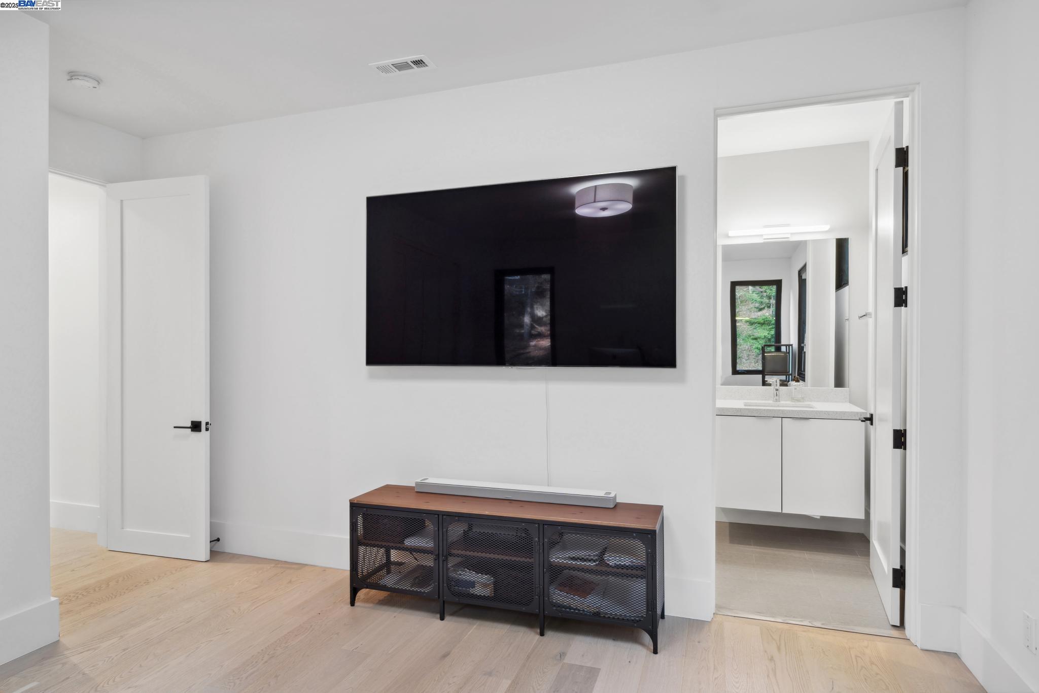 Detail Gallery Image 41 of 60 For 3 West Cir, Oakland,  CA 94611 - 4 Beds | 4/1 Baths