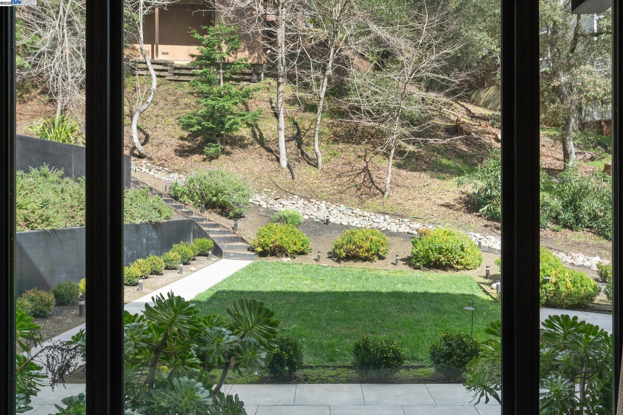 Detail Gallery Image 46 of 60 For 3 West Cir, Oakland,  CA 94611 - 4 Beds | 4/1 Baths