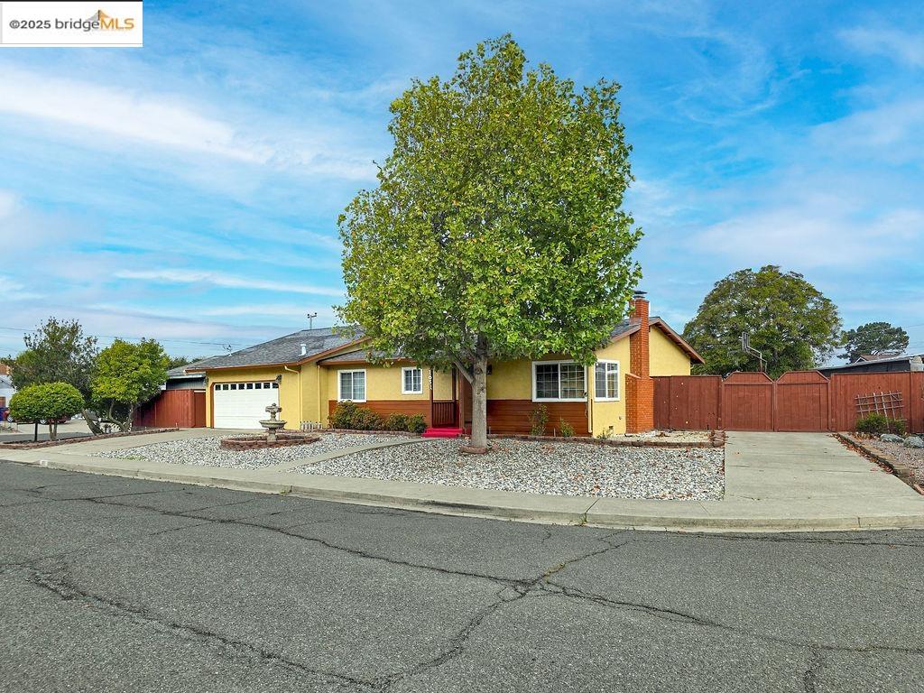 Detail Gallery Image 3 of 30 For 1651 Michael Dr, Pinole,  CA 94564 - 4 Beds | 2/1 Baths