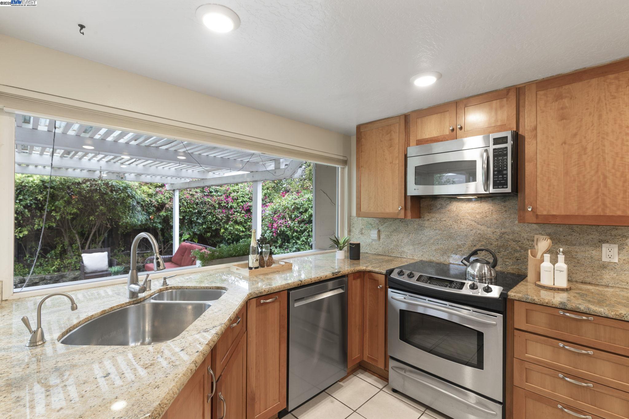 Detail Gallery Image 14 of 49 For 5093 Dorking Ct, Newark,  CA 94560 - 5 Beds | 2/1 Baths