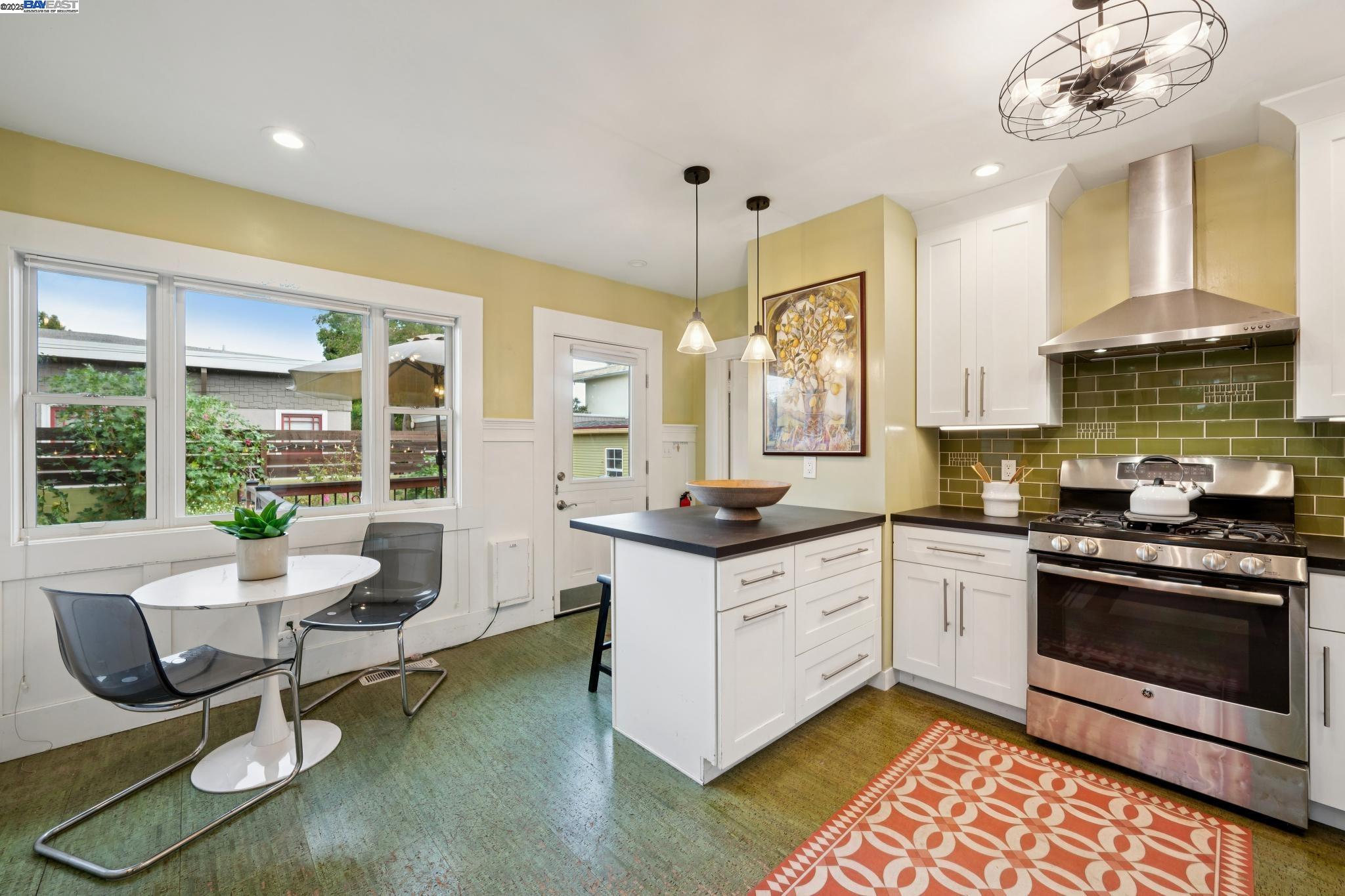 Detail Gallery Image 21 of 56 For 1542 Broadway, Alameda,  CA 94501 - 3 Beds | 1/1 Baths