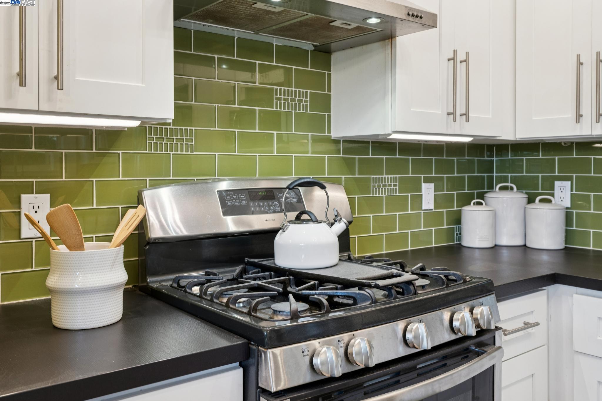 Detail Gallery Image 29 of 56 For 1542 Broadway, Alameda,  CA 94501 - 3 Beds | 1/1 Baths