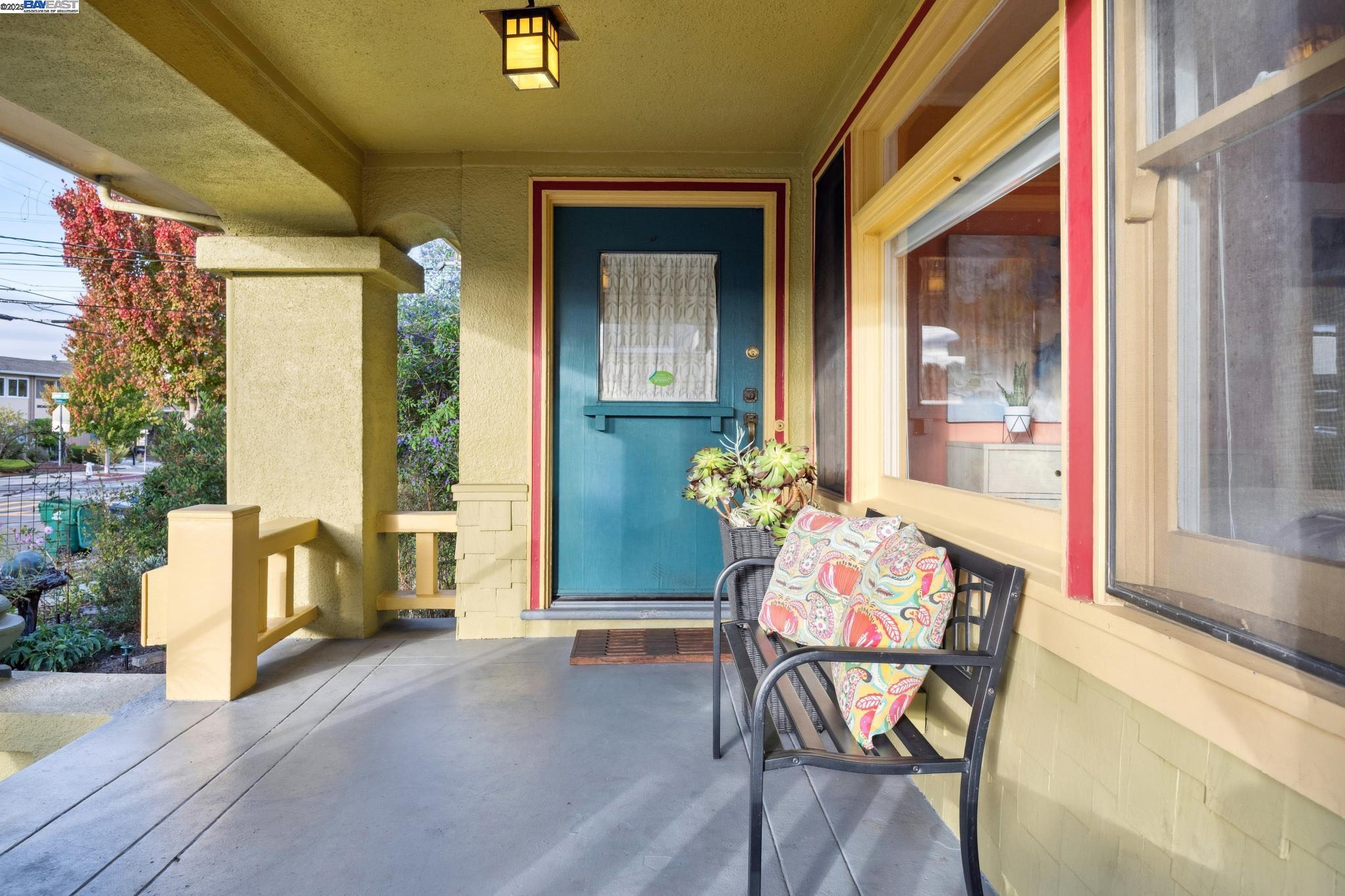 Detail Gallery Image 4 of 56 For 1542 Broadway, Alameda,  CA 94501 - 3 Beds | 1/1 Baths