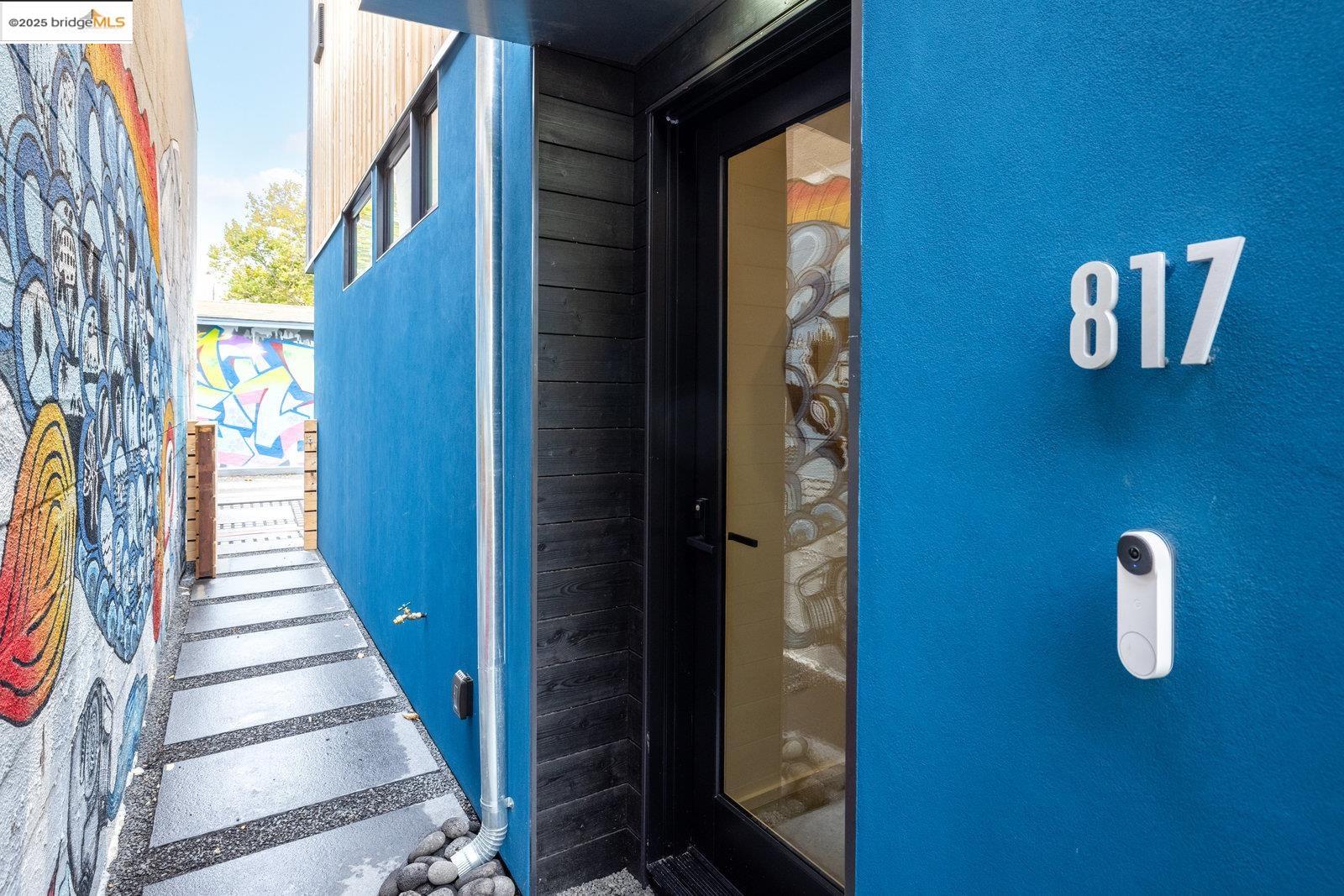 Detail Gallery Image 3 of 40 For 817 Jones, Berkeley,  CA 94710 - 2 Beds | 1/1 Baths