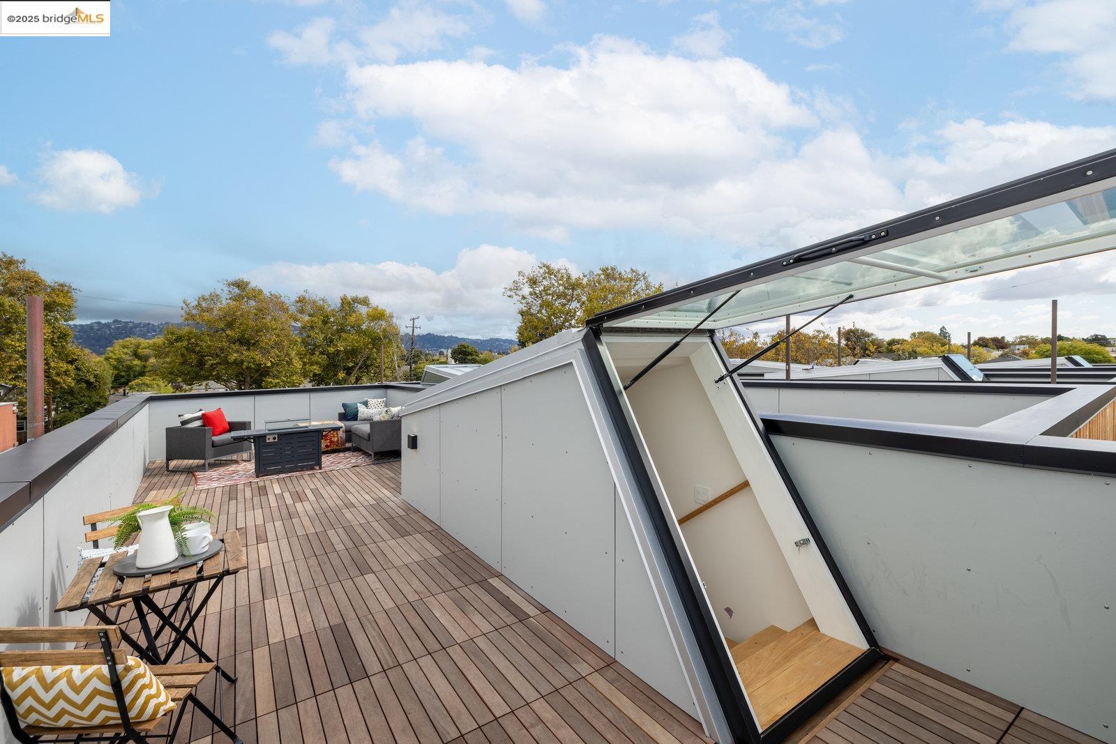 Detail Gallery Image 31 of 40 For 817 Jones, Berkeley,  CA 94710 - 2 Beds | 1/1 Baths