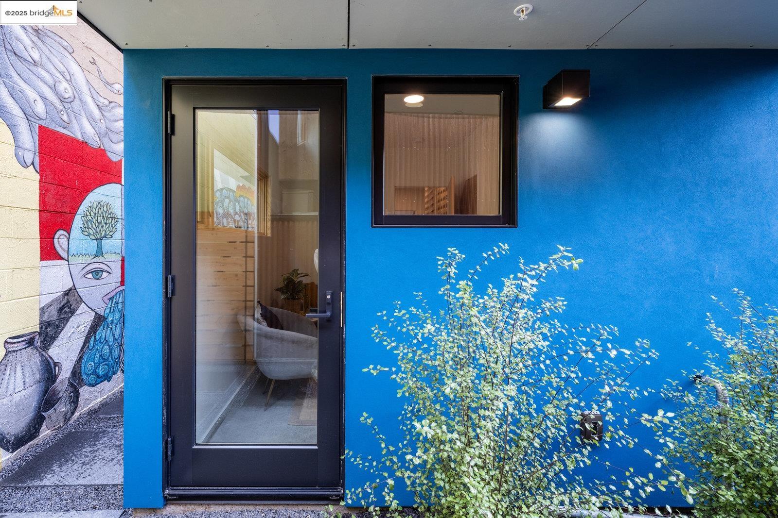 Detail Gallery Image 5 of 40 For 817 Jones, Berkeley,  CA 94710 - 2 Beds | 1/1 Baths