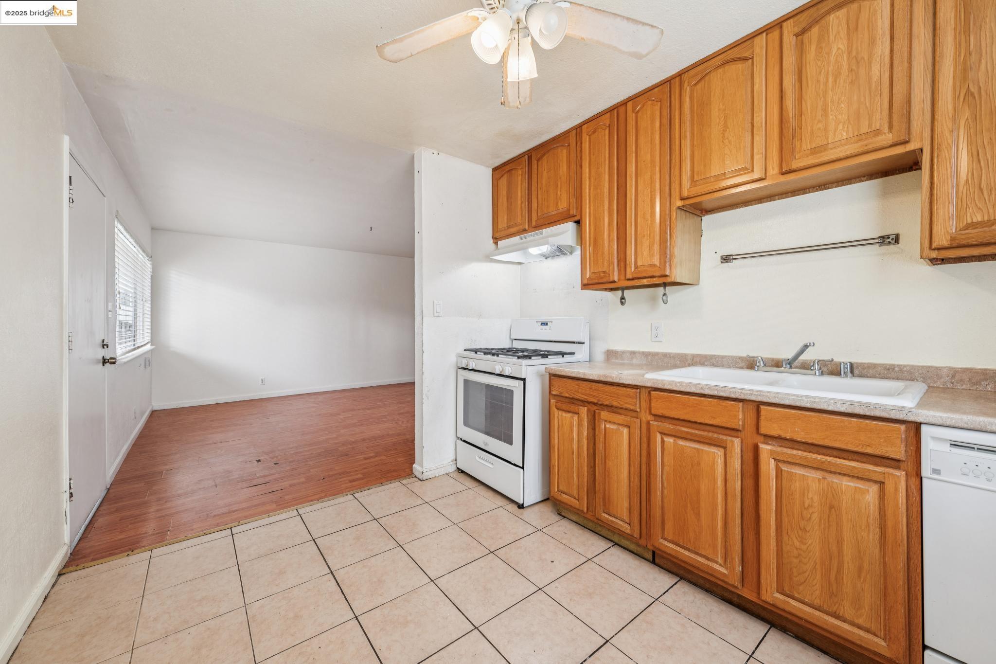 Detail Gallery Image 14 of 52 For 2925 Dohr, Berkeley,  CA 94702 - – Beds | – Baths