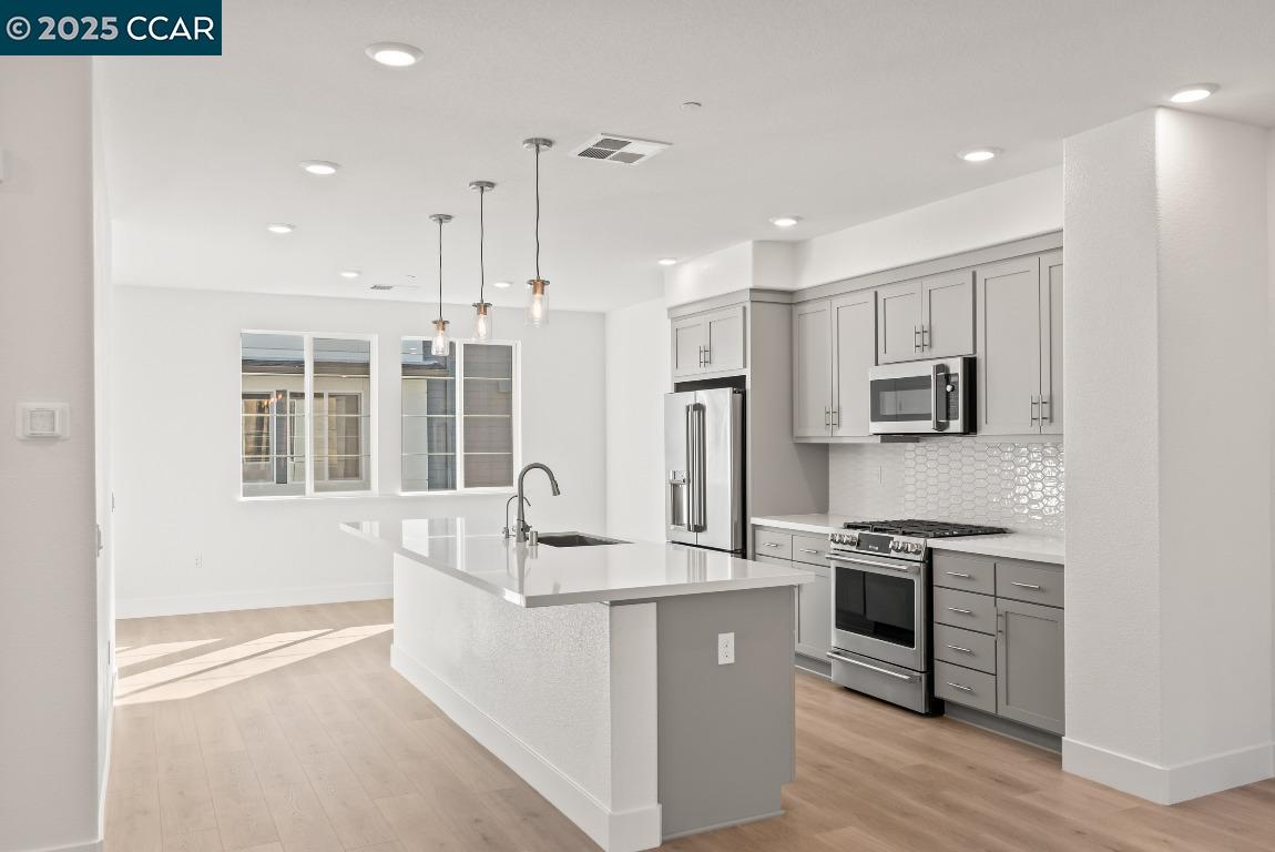 Detail Gallery Image 12 of 58 For 725 Delve Court, Hayward,  CA 94544 - 4 Beds | 3/1 Baths