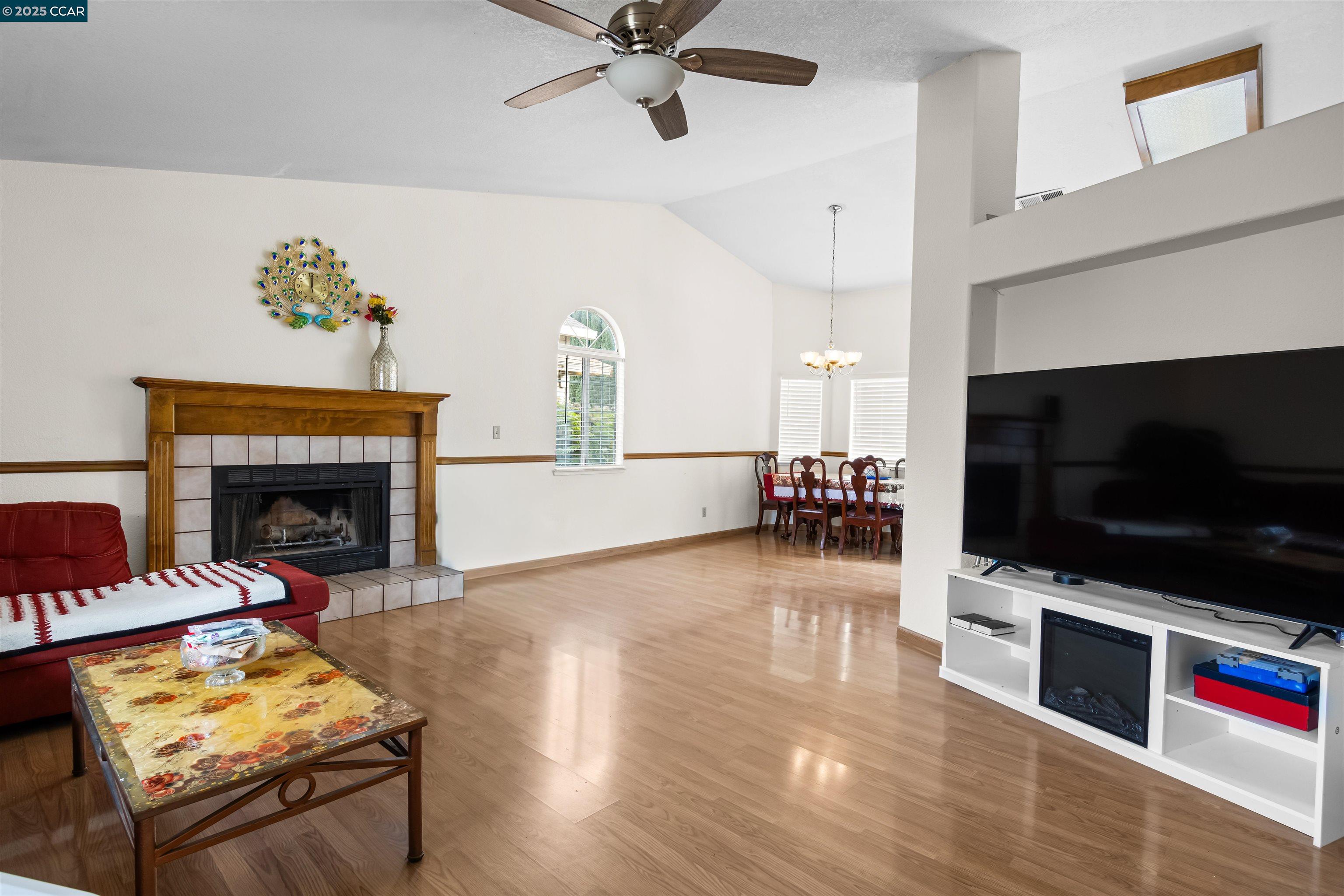 Detail Gallery Image 2 of 17 For 947 Burlwood Ct, Los Banos,  CA 93635 - 4 Beds | 3 Baths