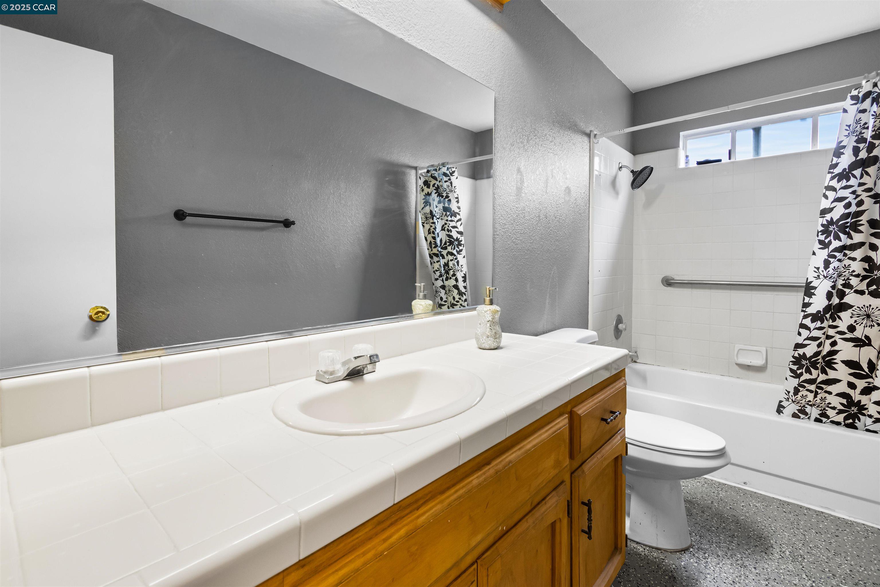 Detail Gallery Image 12 of 17 For 947 Burlwood Ct, Los Banos,  CA 93635 - 4 Beds | 3 Baths