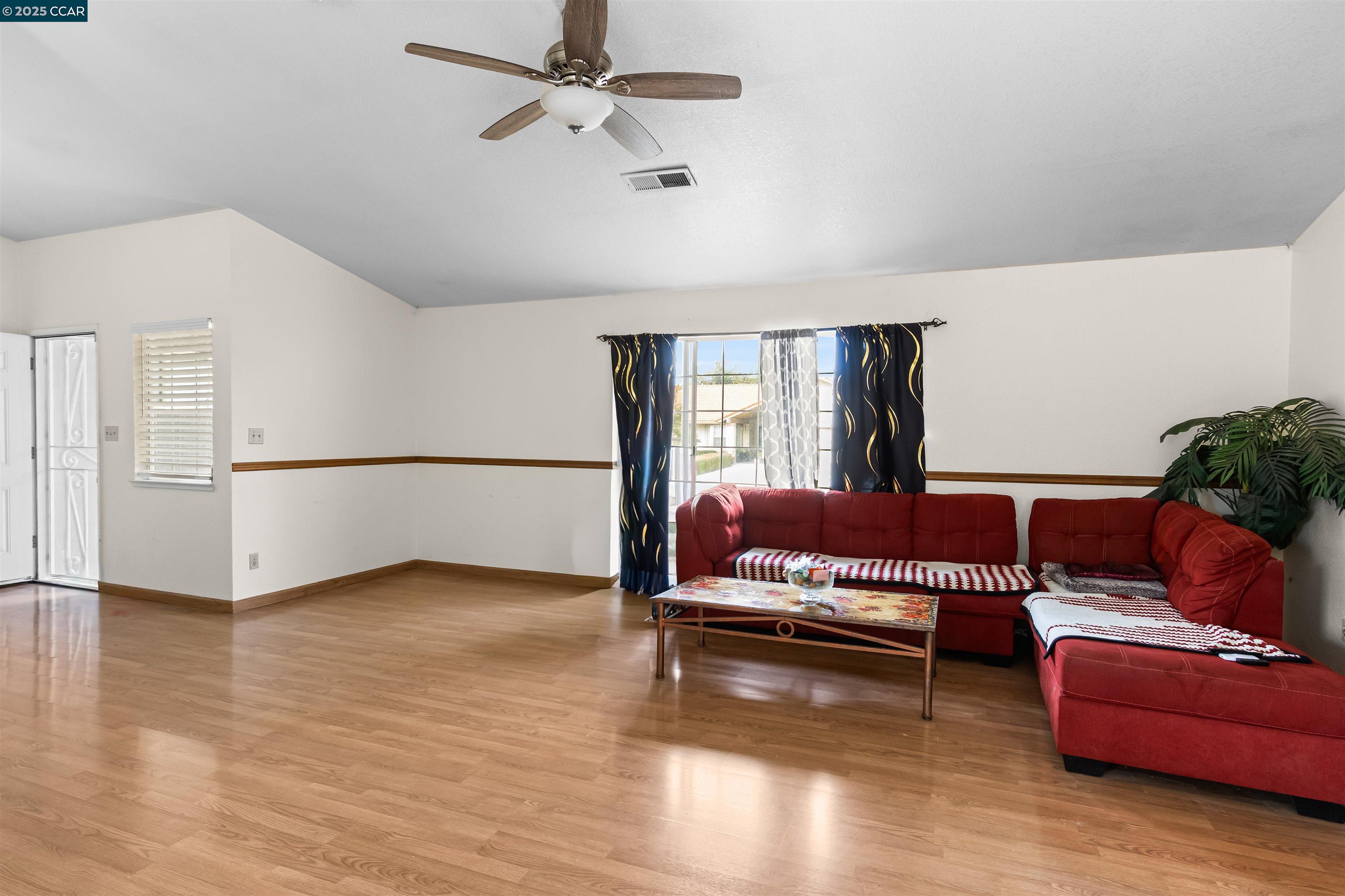 Detail Gallery Image 3 of 17 For 947 Burlwood Ct, Los Banos,  CA 93635 - 4 Beds | 3 Baths