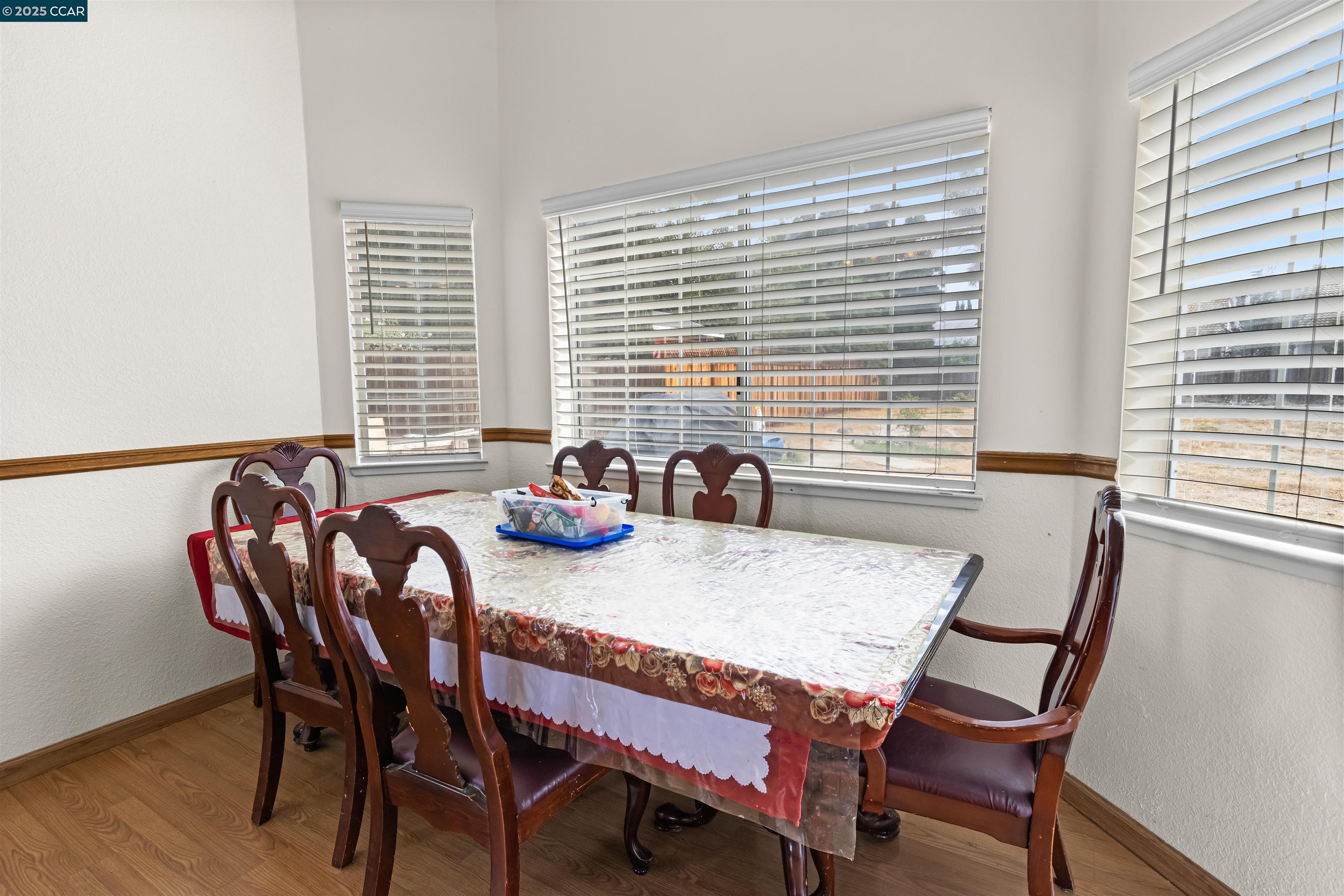 Detail Gallery Image 5 of 17 For 947 Burlwood Ct, Los Banos,  CA 93635 - 4 Beds | 3 Baths