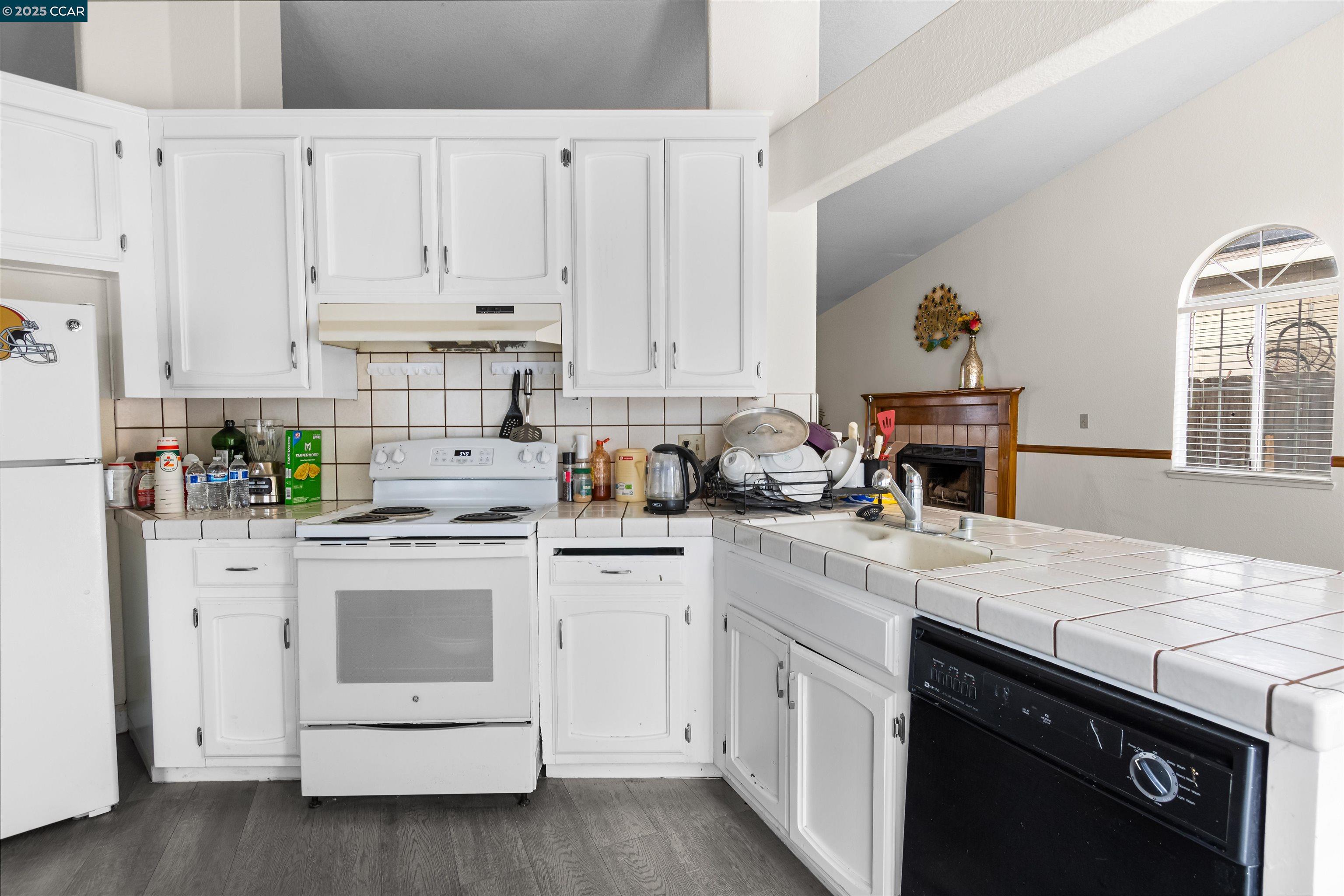 Detail Gallery Image 7 of 17 For 947 Burlwood Ct, Los Banos,  CA 93635 - 4 Beds | 3 Baths