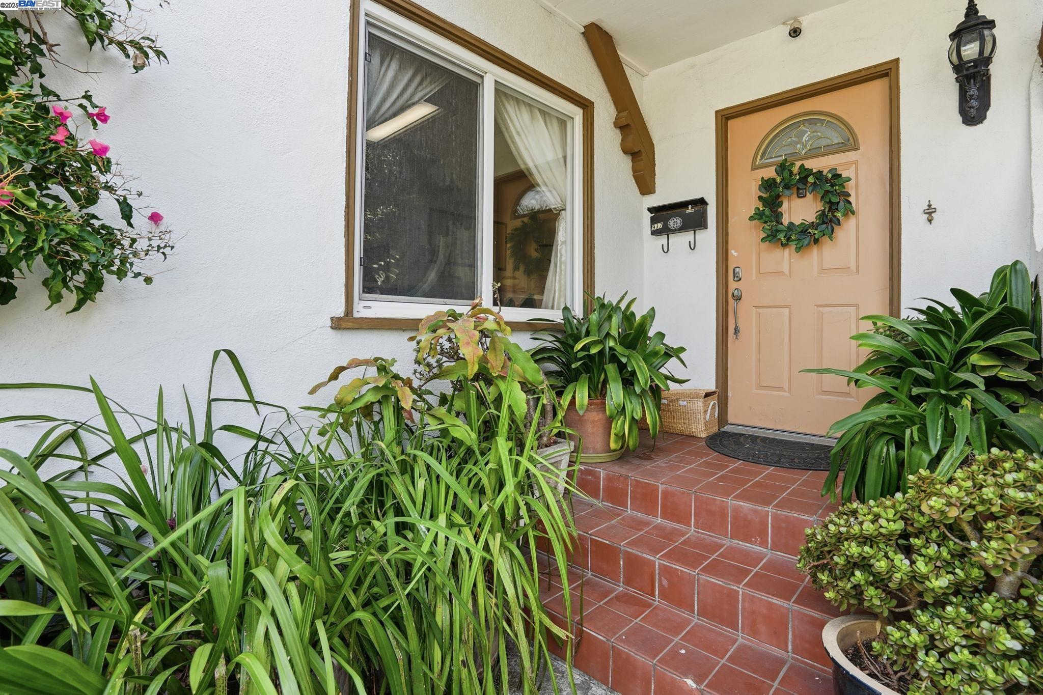 Detail Gallery Image 3 of 52 For 937 Helen Ave, San Leandro,  CA 94577 - 5 Beds | 3 Baths