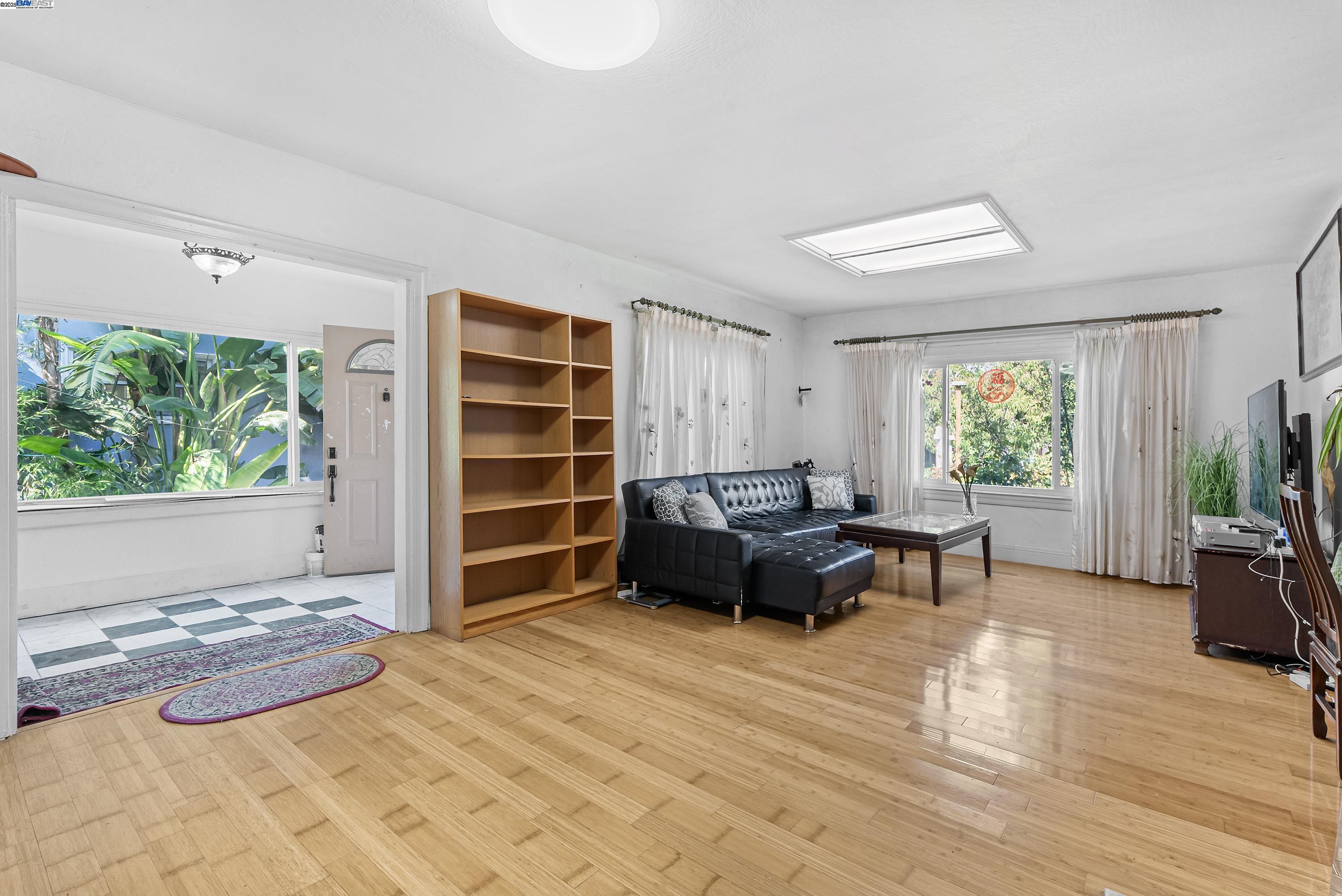 Detail Gallery Image 5 of 52 For 937 Helen Ave, San Leandro,  CA 94577 - 5 Beds | 3 Baths