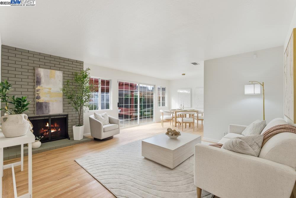 Detail Gallery Image 4 of 26 For 974 Pocatello Ave, Sunnyvale,  CA 94087 - 3 Beds | 2 Baths