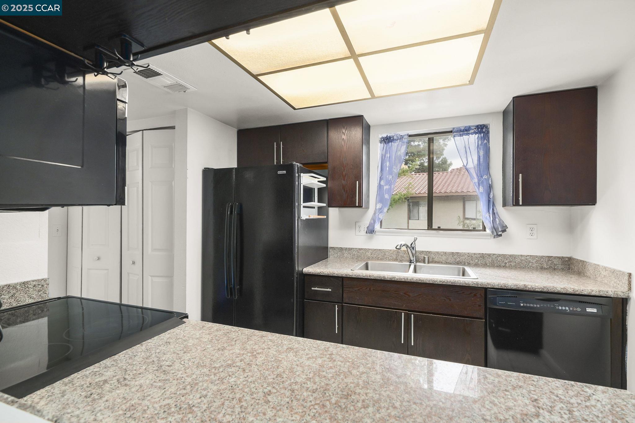 Detail Gallery Image 11 of 27 For 2055 Sierra Rd #101,  Concord,  CA 94518 - 2 Beds | 1/1 Baths