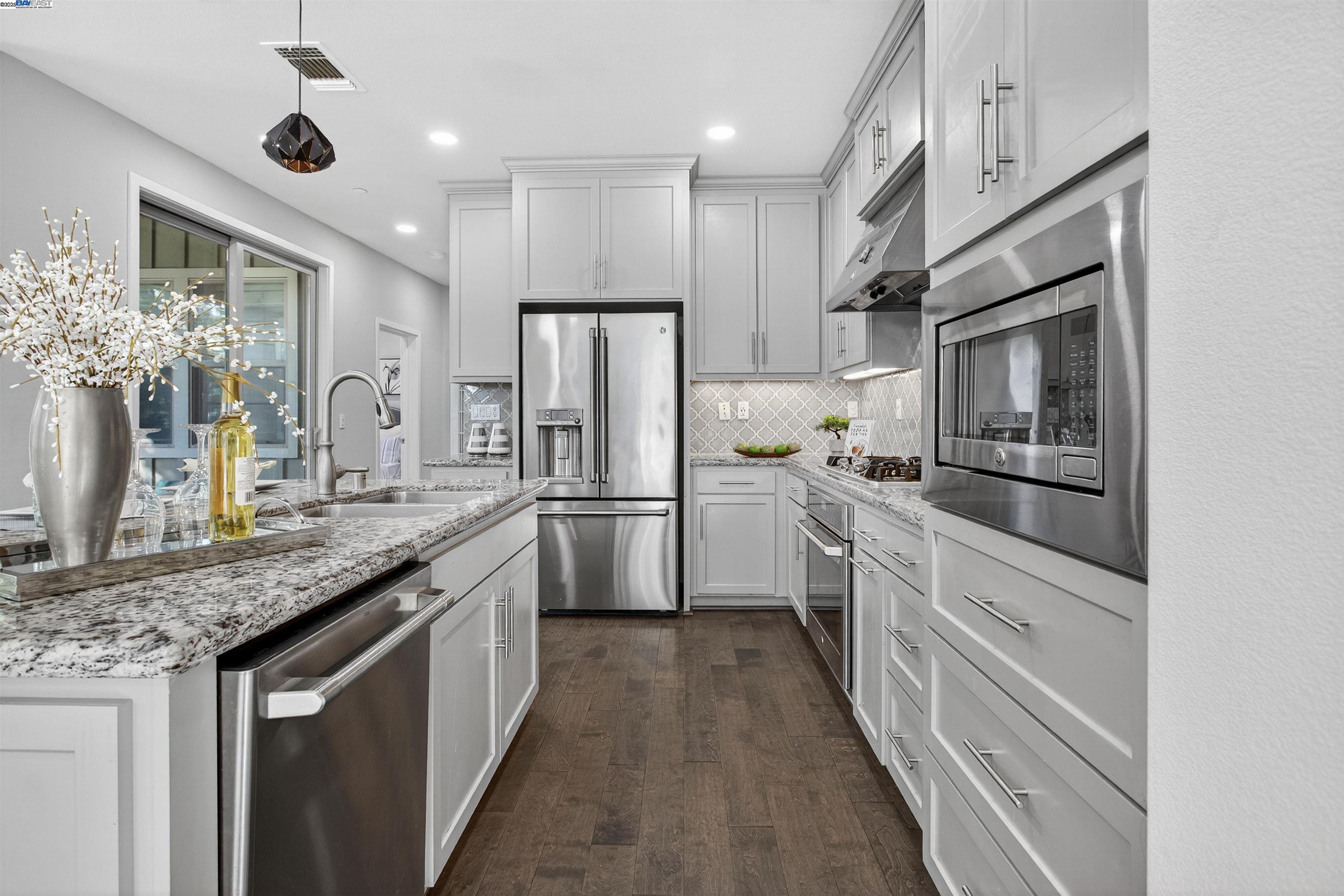 Detail Gallery Image 14 of 51 For 570 Sandalwood Dr, Livermore,  CA 94551 - 4 Beds | 3 Baths