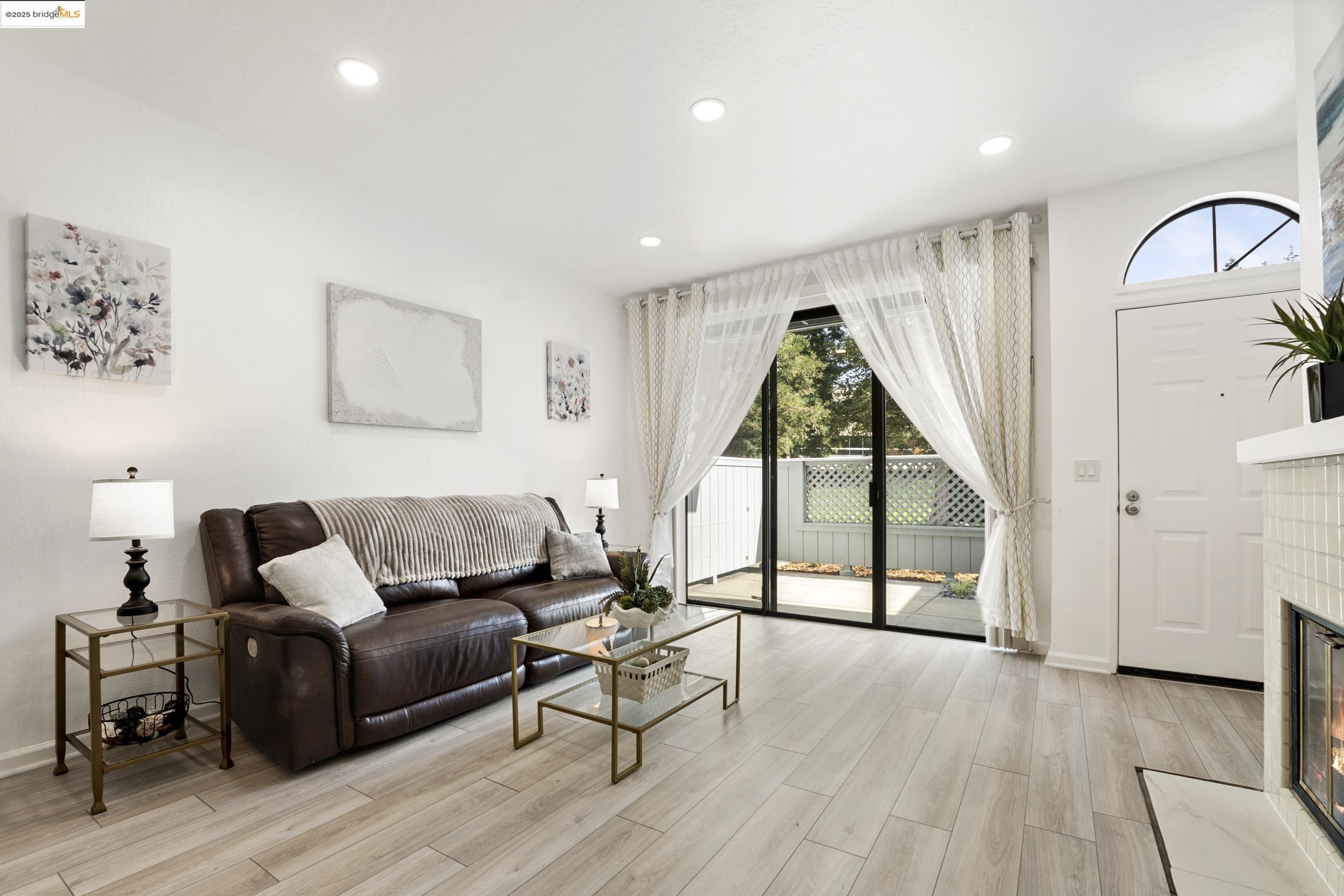 Detail Gallery Image 4 of 32 For 309 Rock Creek Way, Pleasant Hill,  CA 94523 - 2 Beds | 2/1 Baths