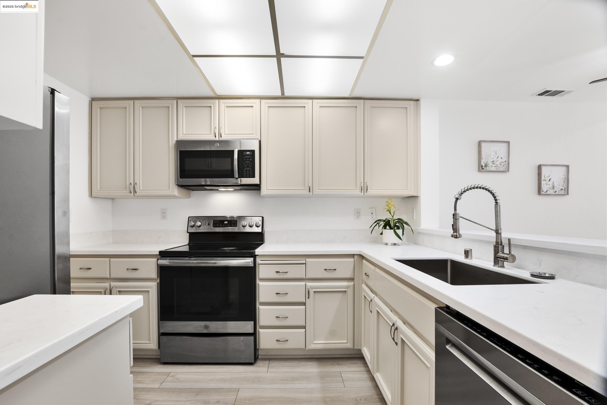 Detail Gallery Image 9 of 32 For 309 Rock Creek Way, Pleasant Hill,  CA 94523 - 2 Beds | 2/1 Baths