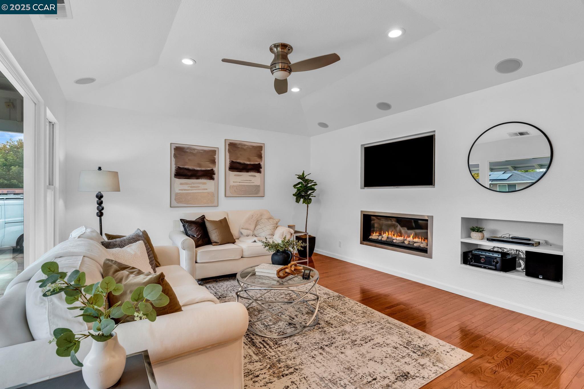 Detail Gallery Image 5 of 51 For 1015 Pleasant Valley Dr, Pleasant Hill,  CA 94523 - 3 Beds | 2 Baths