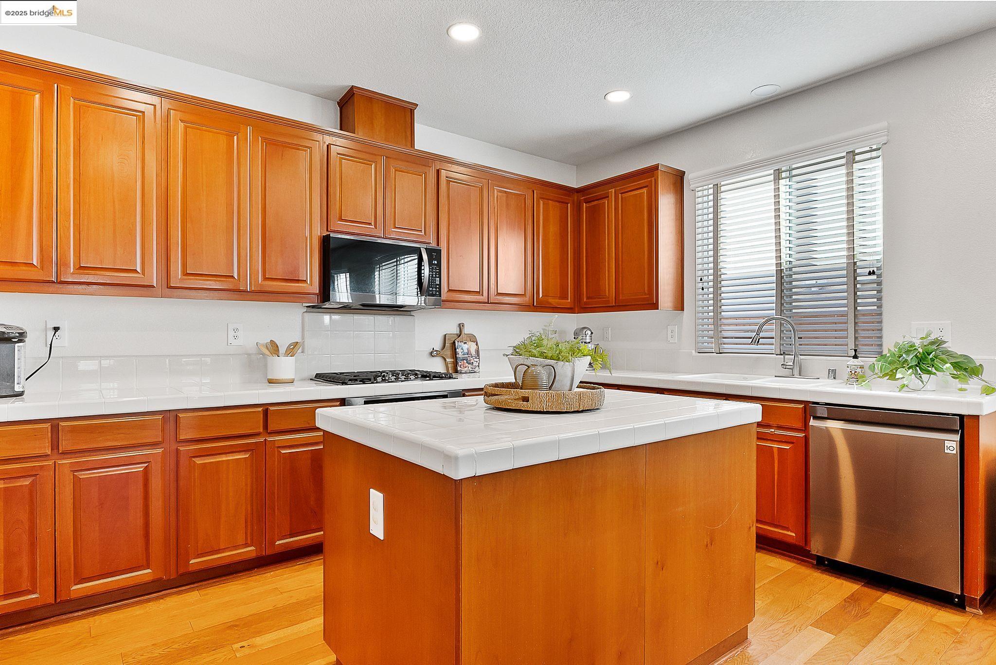 Detail Gallery Image 13 of 37 For 115 Tennyson Ct, Discovery Bay,  CA 94505 - 5 Beds | 3 Baths