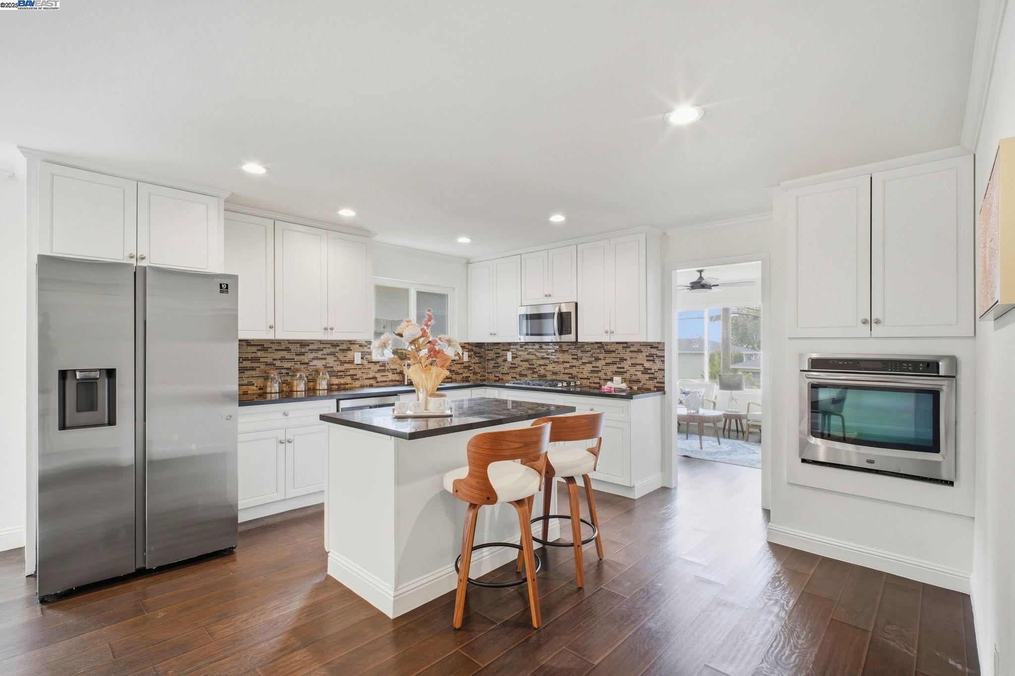 Detail Gallery Image 4 of 33 For 3247 Revere Ave, Oakland,  CA 94605 - 3 Beds | 2 Baths