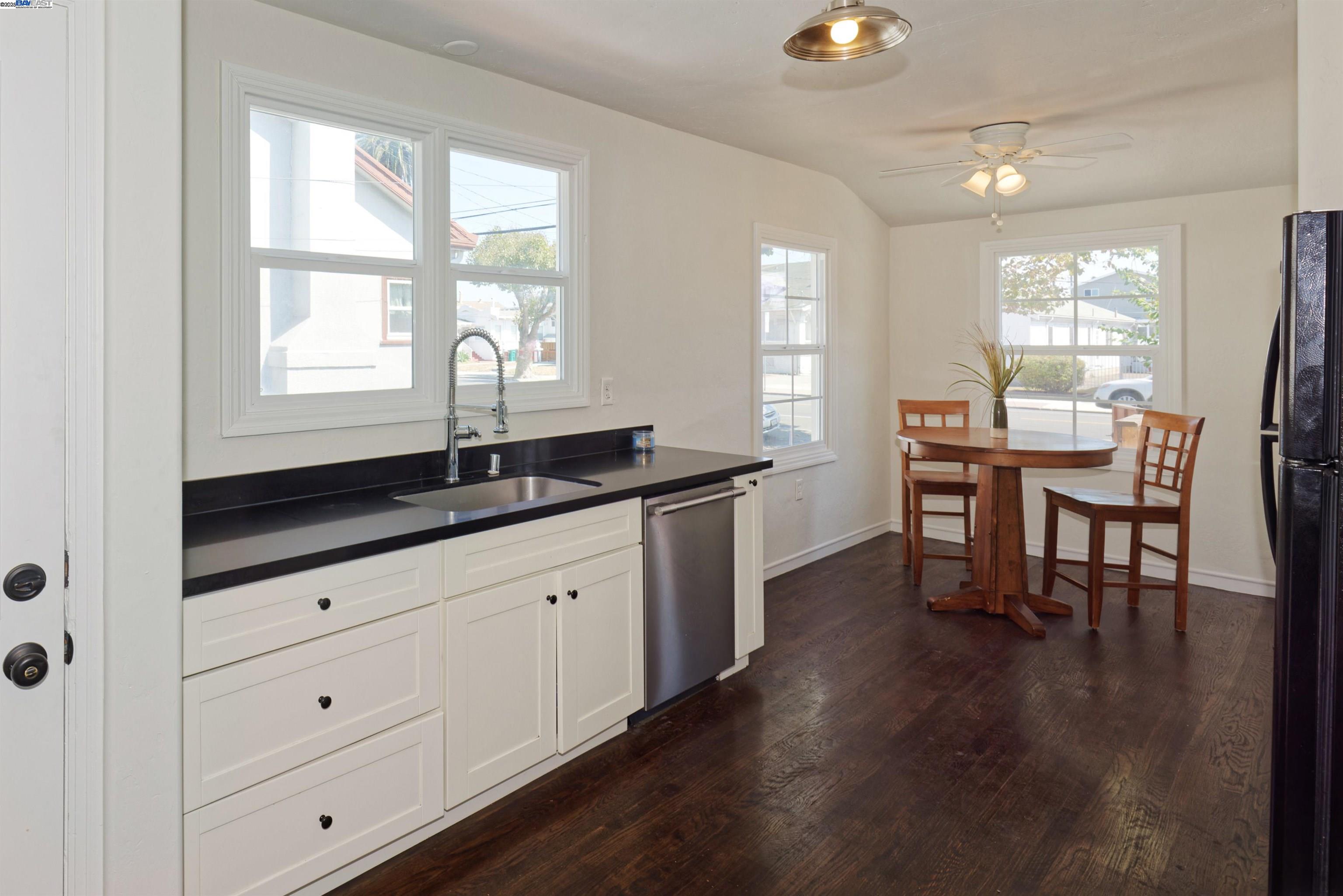 Detail Gallery Image 10 of 22 For 1435 Havenscourt Blvd, Oakland,  CA 94621 - 2 Beds | 1 Baths