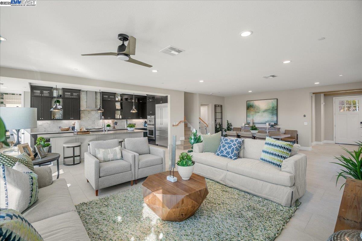 Detail Gallery Image 11 of 53 For 32613 Singh Circle, Union City,  CA 94587 - 4 Beds | 4 Baths