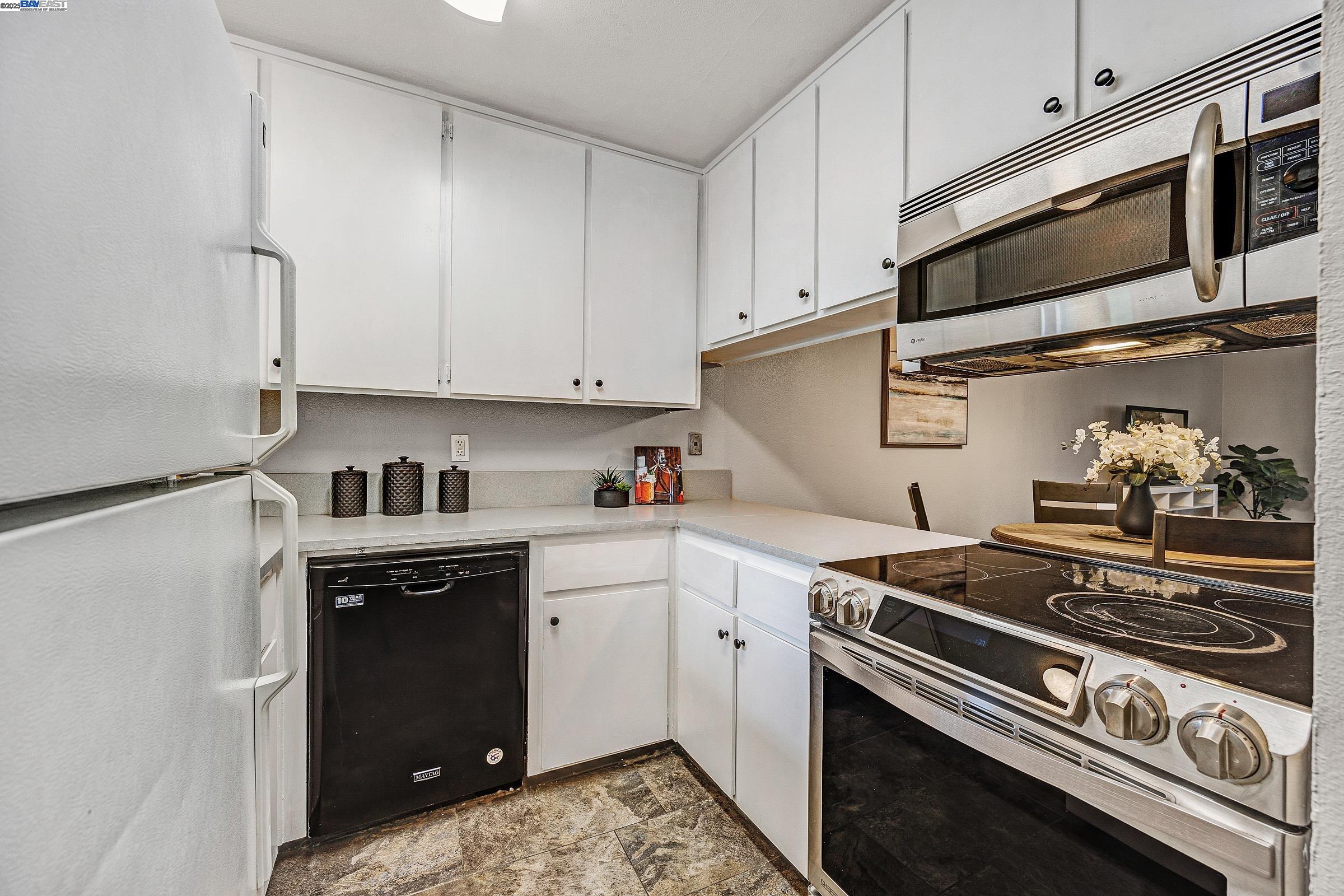 Detail Gallery Image 5 of 25 For 3845 Vineyard Ave #F,  Pleasanton,  CA 94566 - 3 Beds | 2 Baths