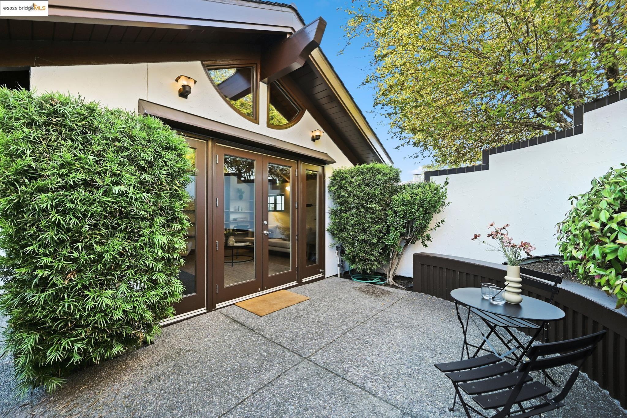 Detail Gallery Image 2 of 44 For 5729 Buena Vista Ave, Oakland,  CA 94618 - 2 Beds | 2 Baths