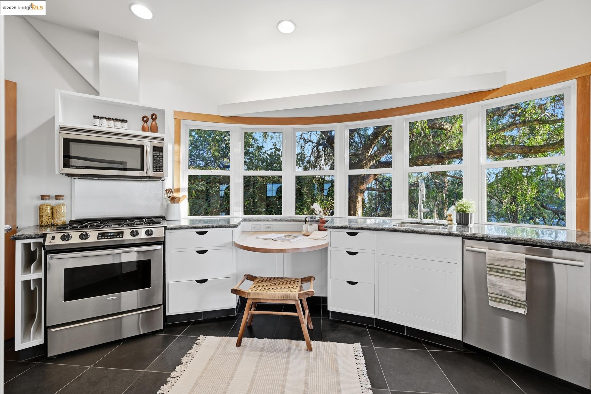 Detail Gallery Image 11 of 44 For 5729 Buena Vista Ave, Oakland,  CA 94618 - 2 Beds | 2 Baths