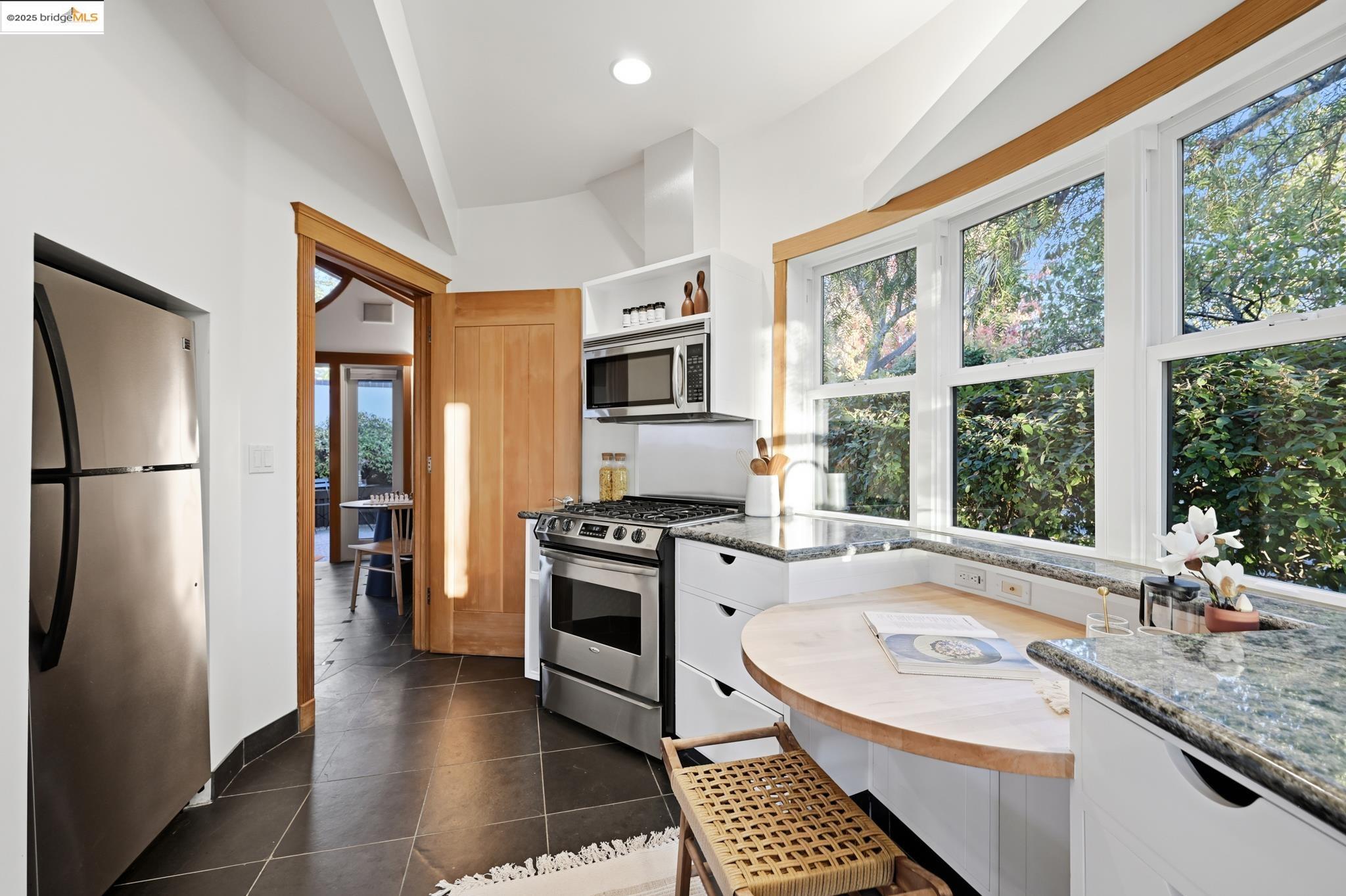 Detail Gallery Image 12 of 44 For 5729 Buena Vista Ave, Oakland,  CA 94618 - 2 Beds | 2 Baths