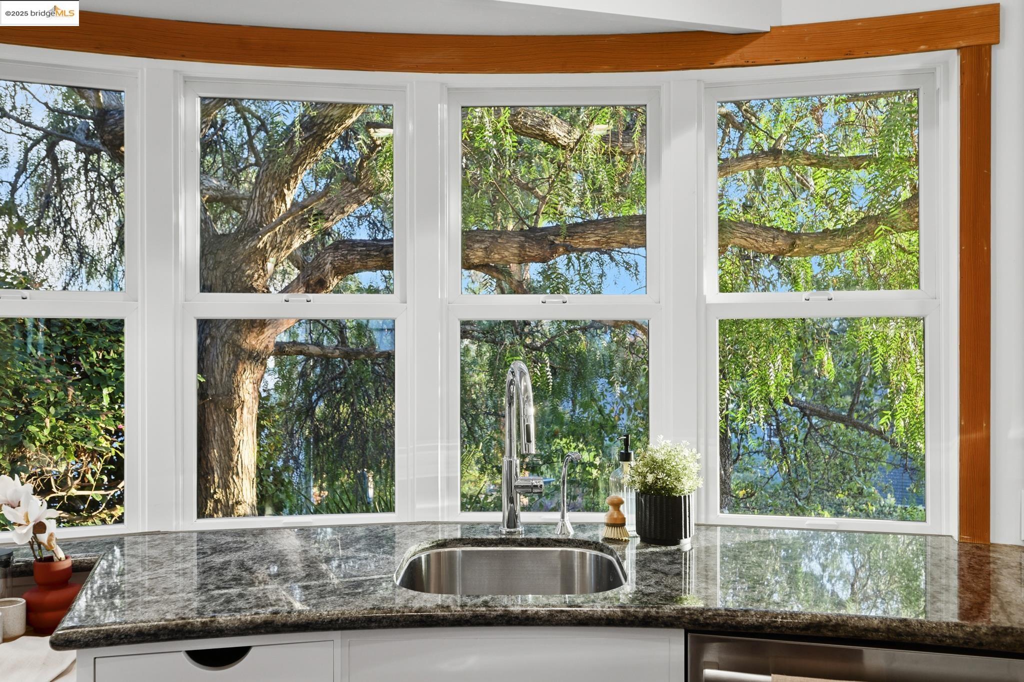 Detail Gallery Image 14 of 44 For 5729 Buena Vista Ave, Oakland,  CA 94618 - 2 Beds | 2 Baths