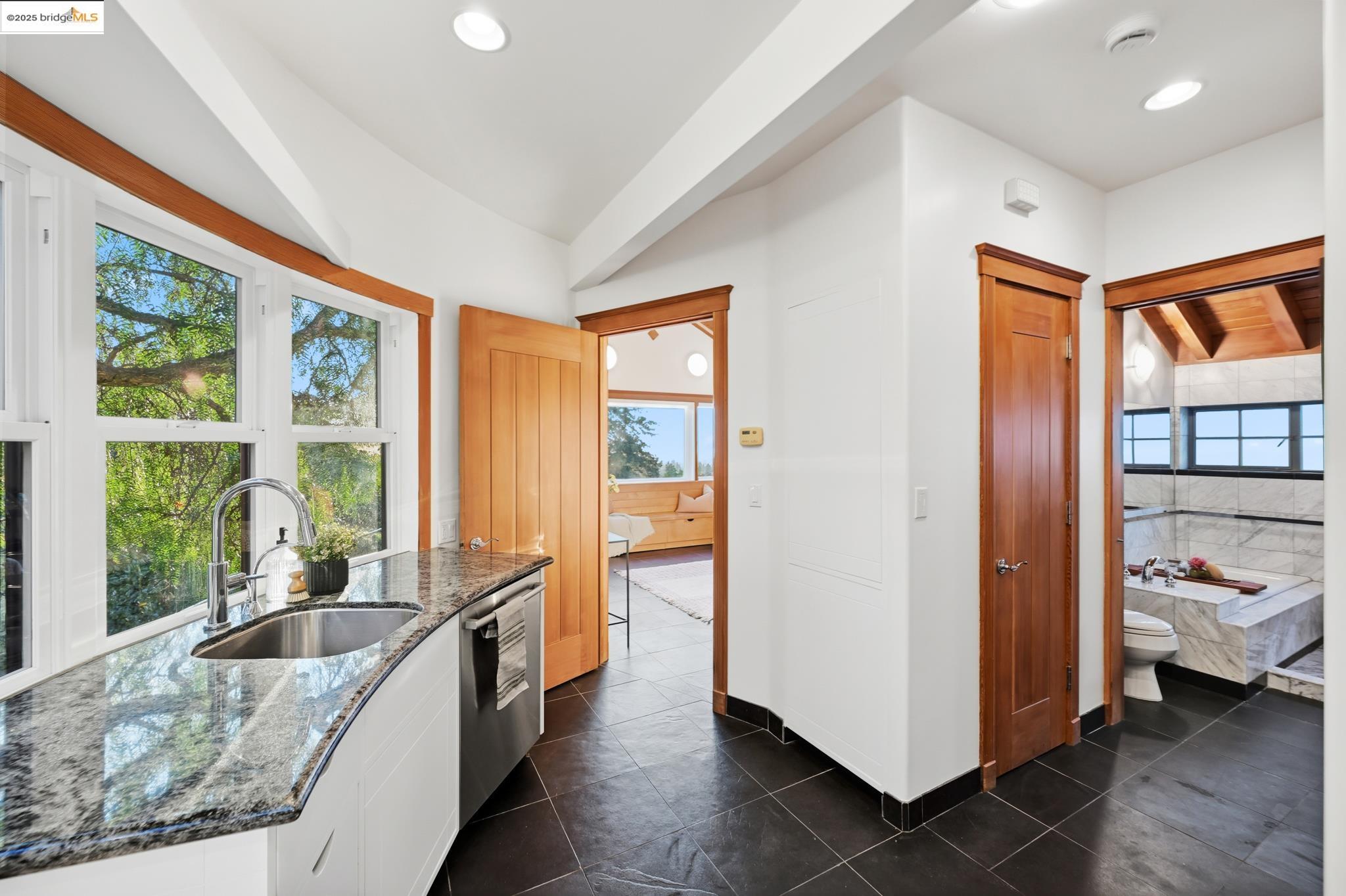 Detail Gallery Image 15 of 44 For 5729 Buena Vista Ave, Oakland,  CA 94618 - 2 Beds | 2 Baths