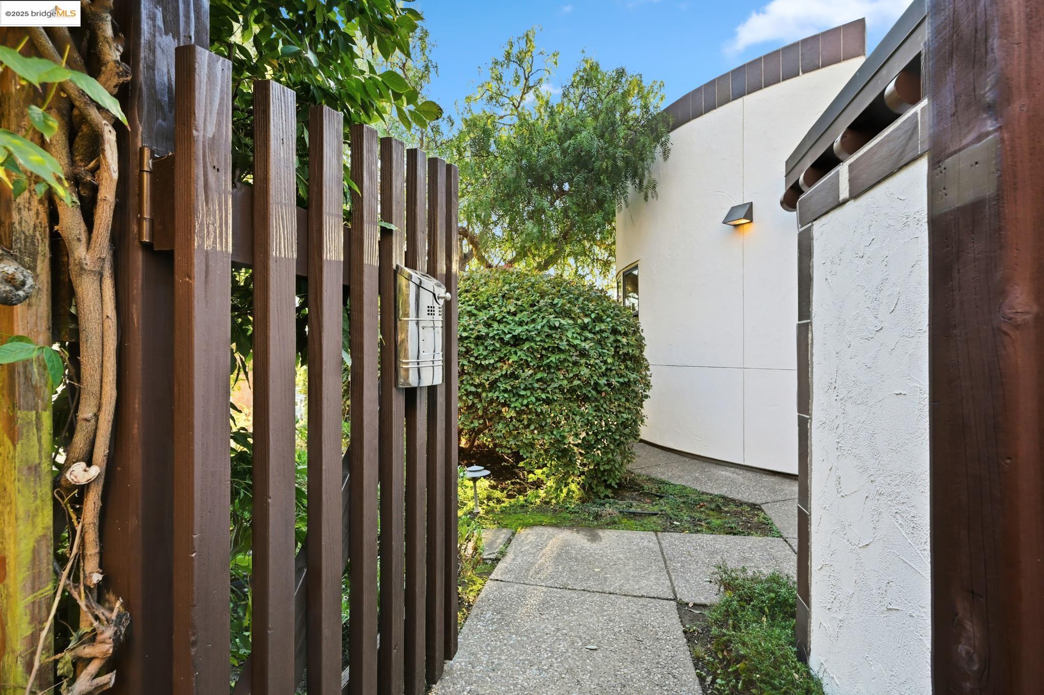 Detail Gallery Image 22 of 44 For 5729 Buena Vista Ave, Oakland,  CA 94618 - 2 Beds | 2 Baths