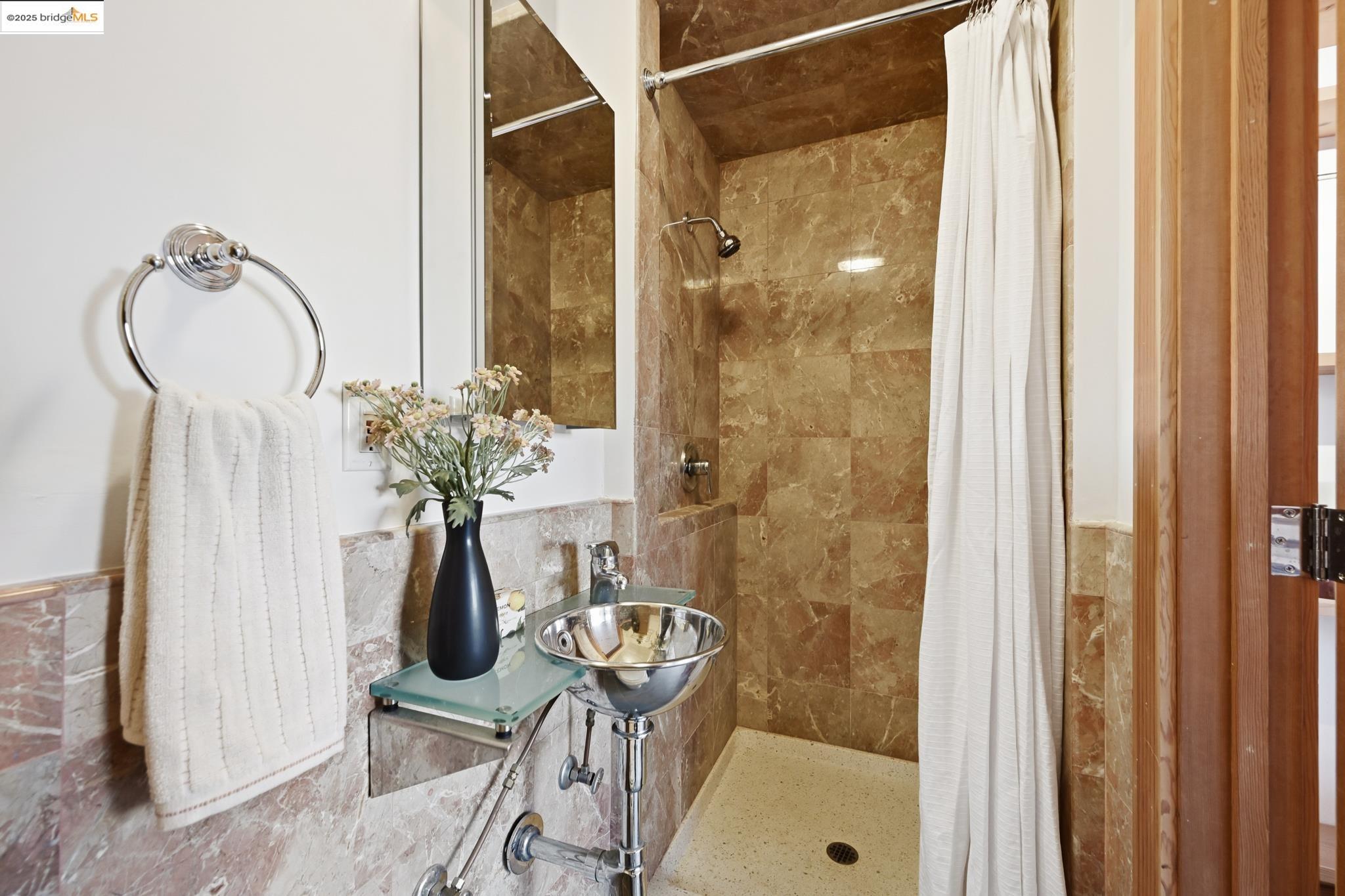 Detail Gallery Image 39 of 44 For 5729 Buena Vista Ave, Oakland,  CA 94618 - 2 Beds | 2 Baths