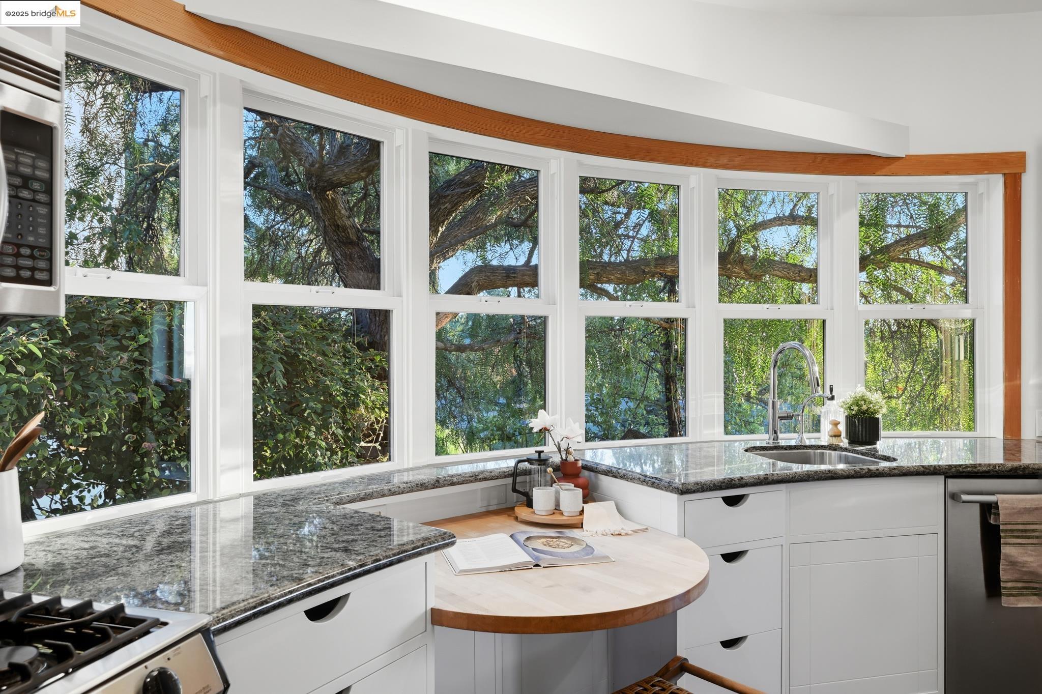 Detail Gallery Image 10 of 44 For 5729 Buena Vista Ave, Oakland,  CA 94618 - 2 Beds | 2 Baths