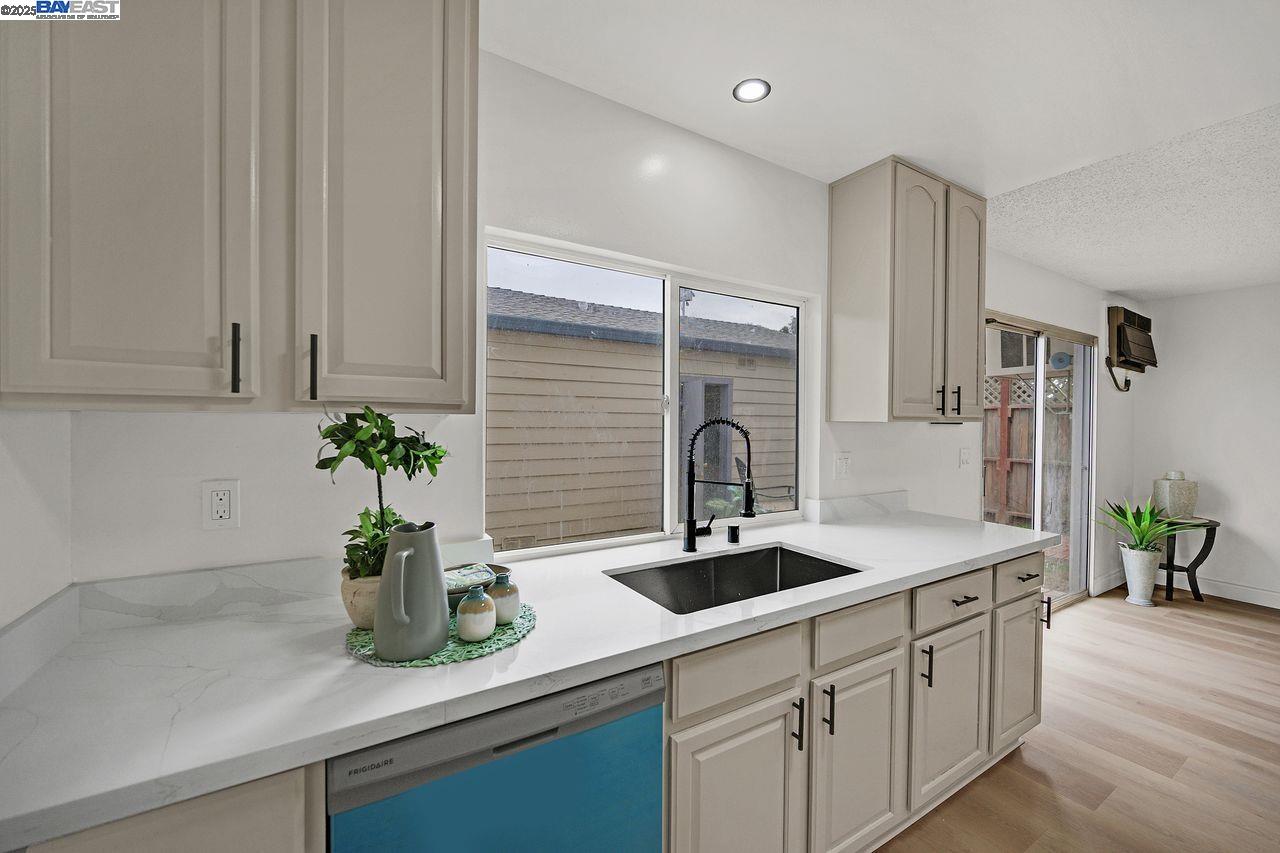 Detail Gallery Image 11 of 41 For 4201 Saturn Way, Union City,  CA 94587-4021 - 4 Beds | 2/1 Baths