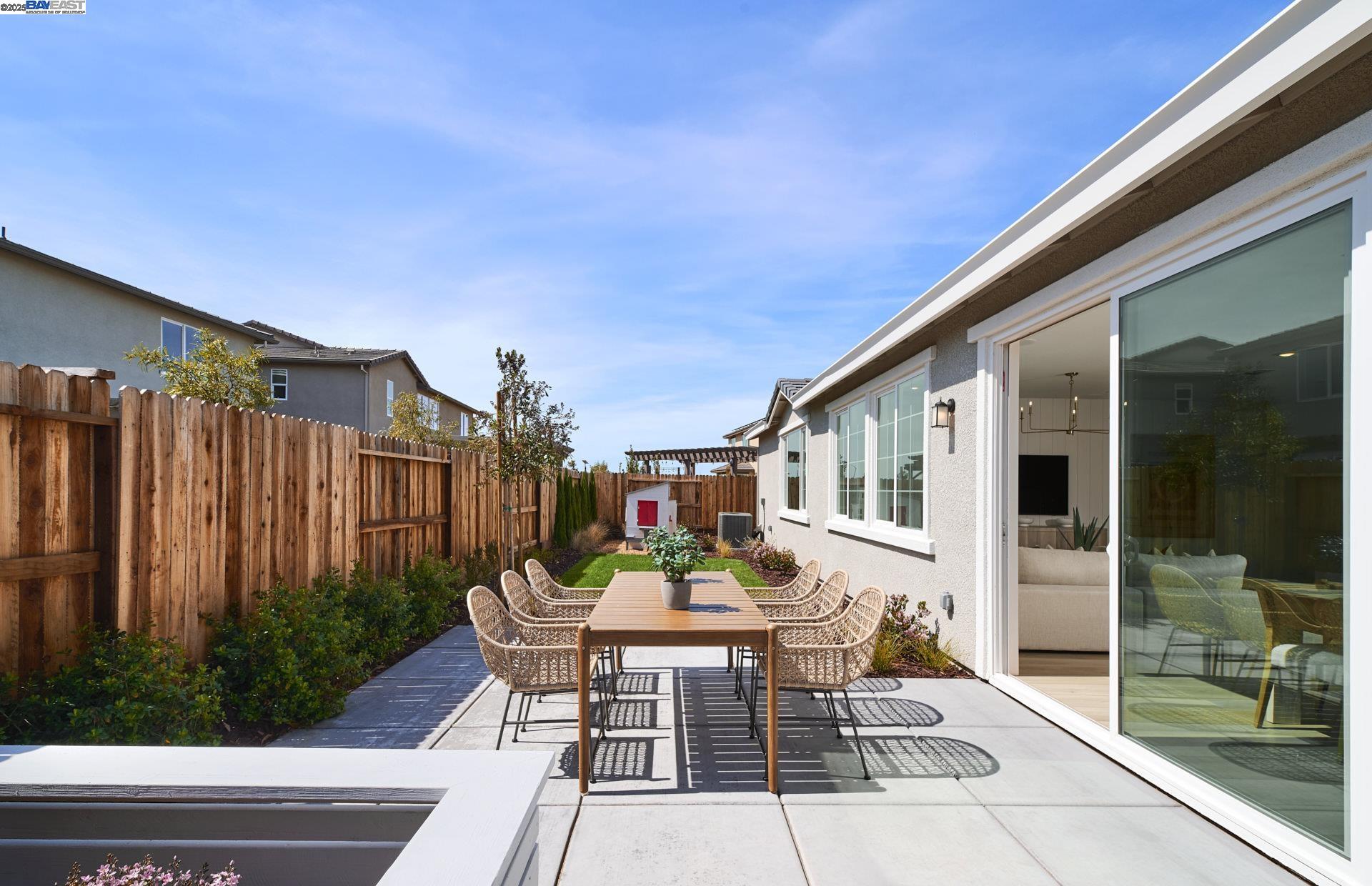 Detail Gallery Image 2 of 13 For Harvard Way, Manteca,  CA 95337 - 5 Beds | 3 Baths