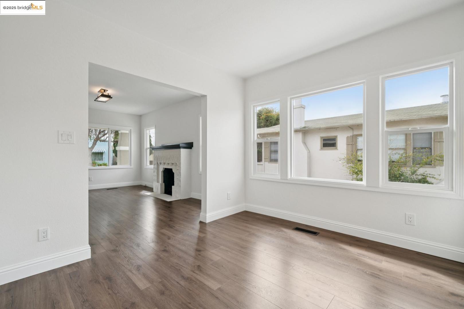 Detail Gallery Image 8 of 29 For 1163 60th Ave, Oakland,  CA 94621 - 2 Beds | 1 Baths