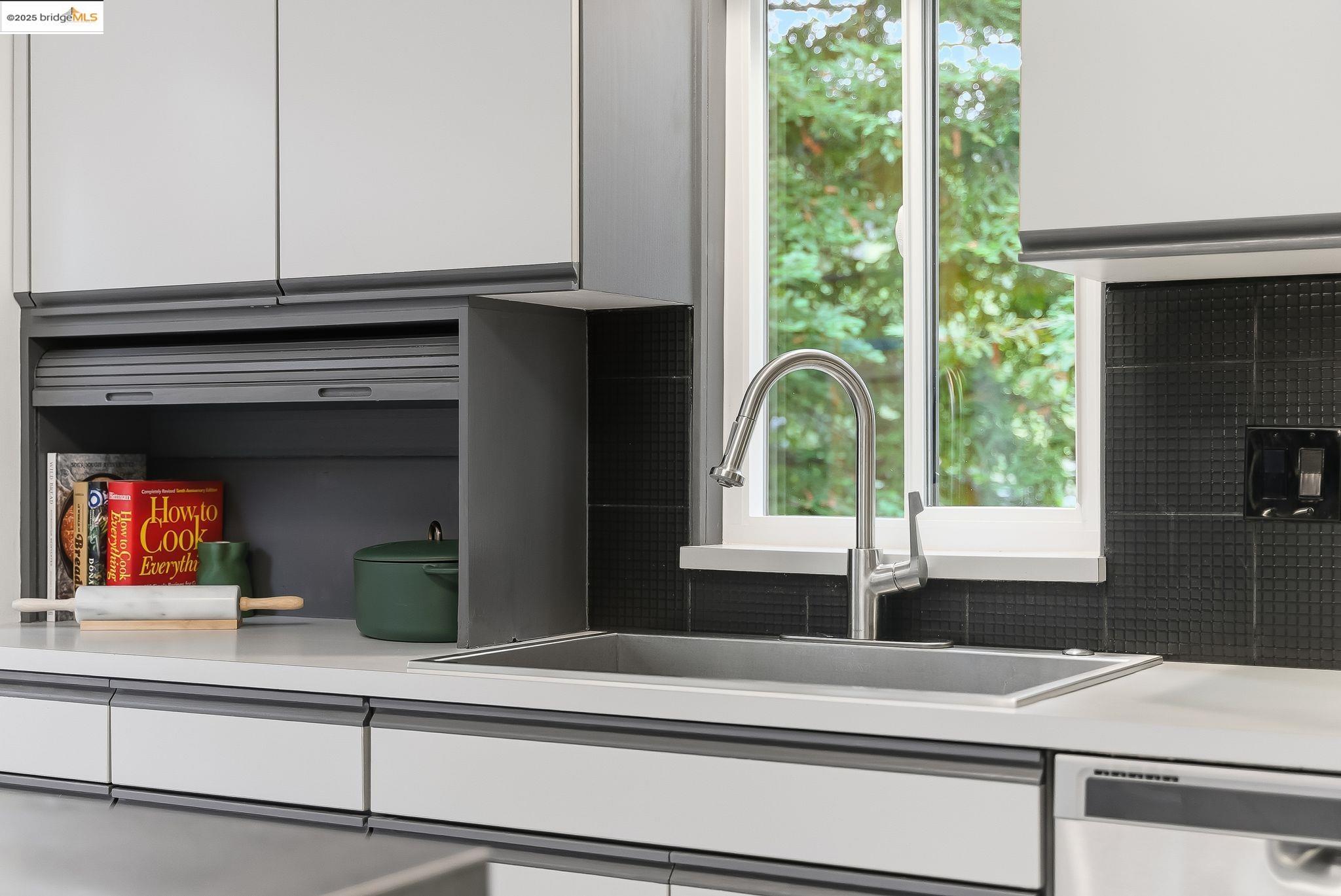 Detail Gallery Image 25 of 42 For 2 Sereno Circle, Oakland,  CA 94619 - 2 Beds | 2 Baths