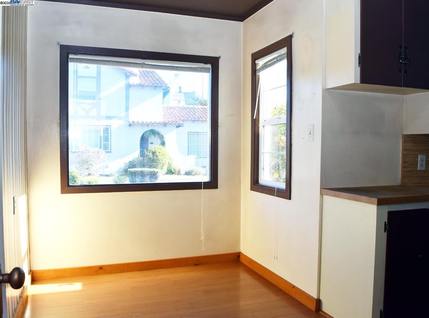 Detail Gallery Image 11 of 22 For 975 Pearl St, Alameda,  CA 94501 - 2 Beds | 2 Baths