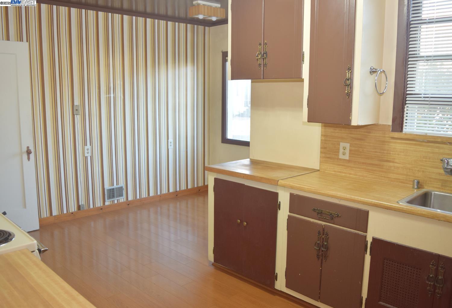 Detail Gallery Image 12 of 22 For 975 Pearl St, Alameda,  CA 94501 - 2 Beds | 2 Baths