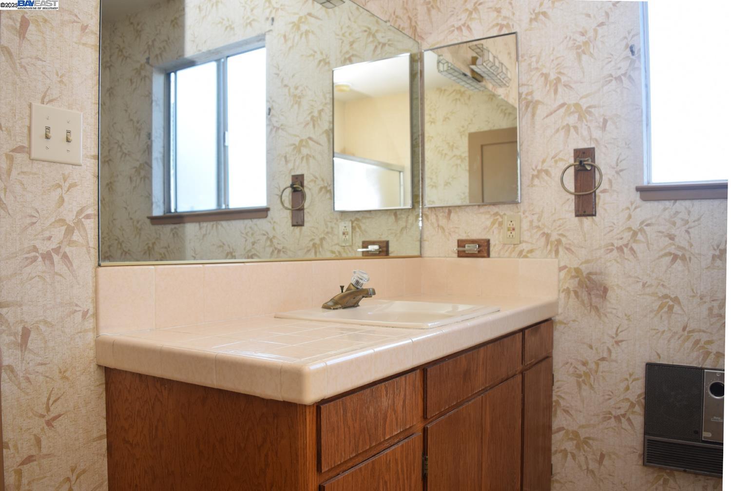 Detail Gallery Image 14 of 22 For 975 Pearl St, Alameda,  CA 94501 - 2 Beds | 2 Baths