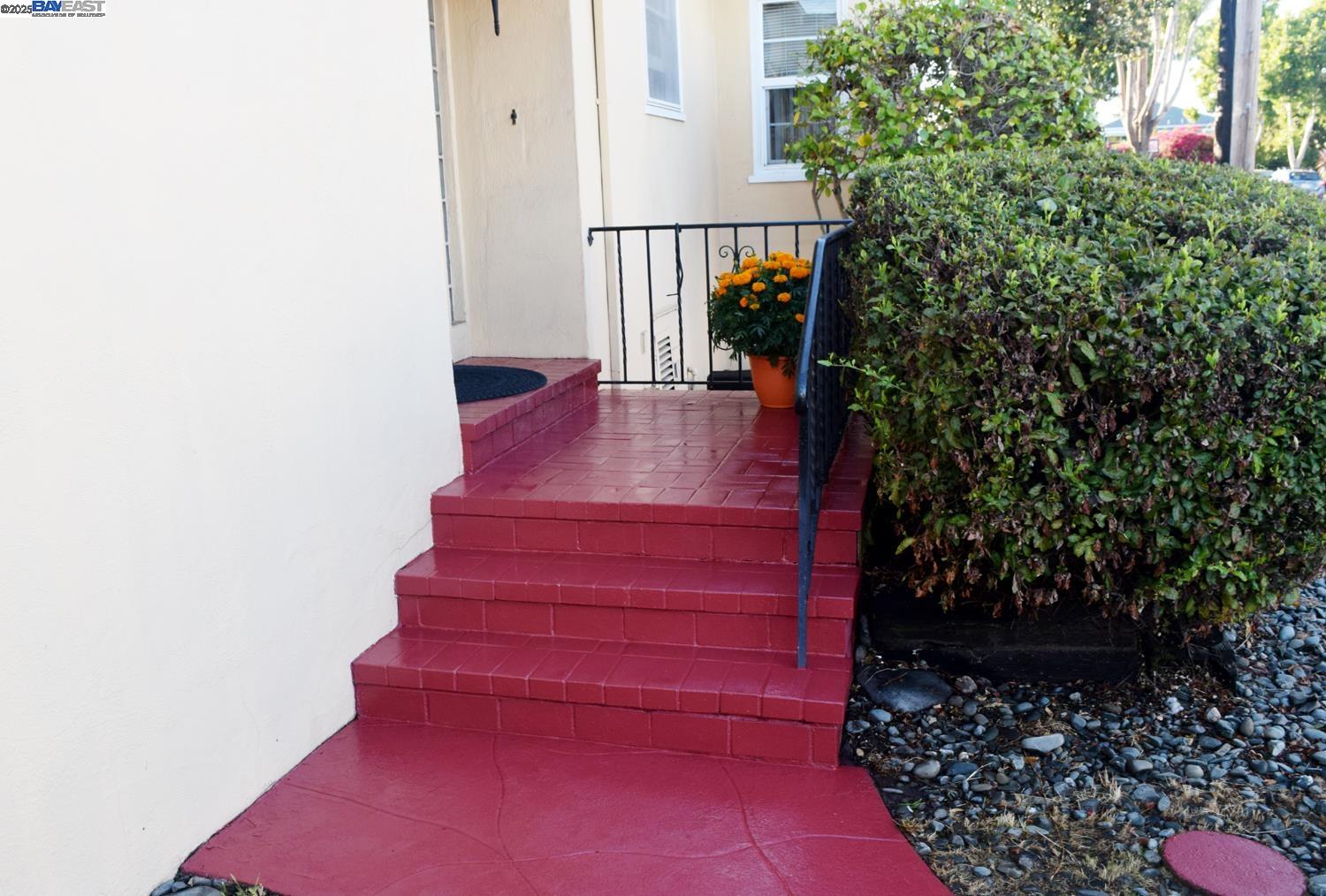 Detail Gallery Image 3 of 22 For 975 Pearl St, Alameda,  CA 94501 - 2 Beds | 2 Baths