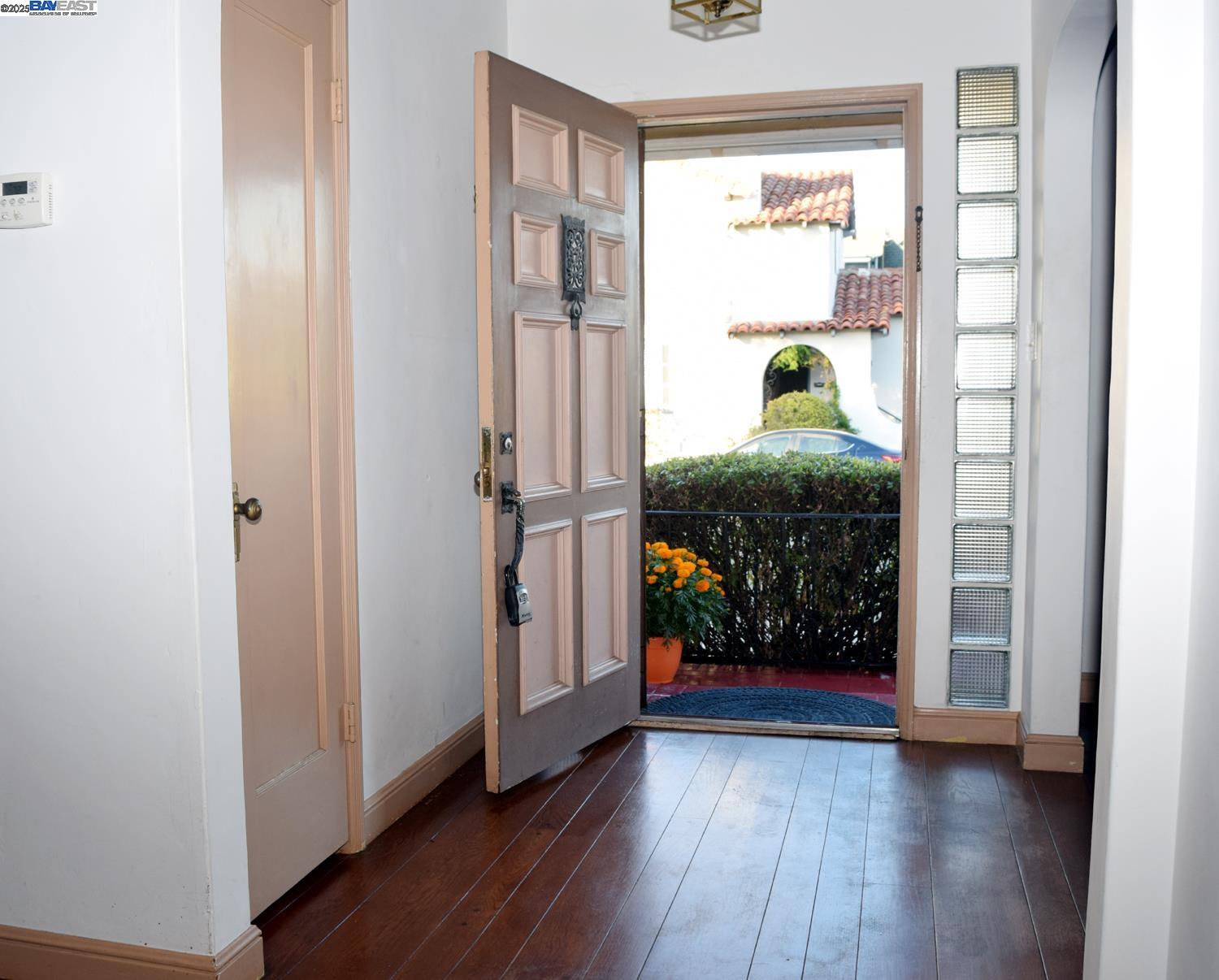 Detail Gallery Image 4 of 22 For 975 Pearl St, Alameda,  CA 94501 - 2 Beds | 2 Baths