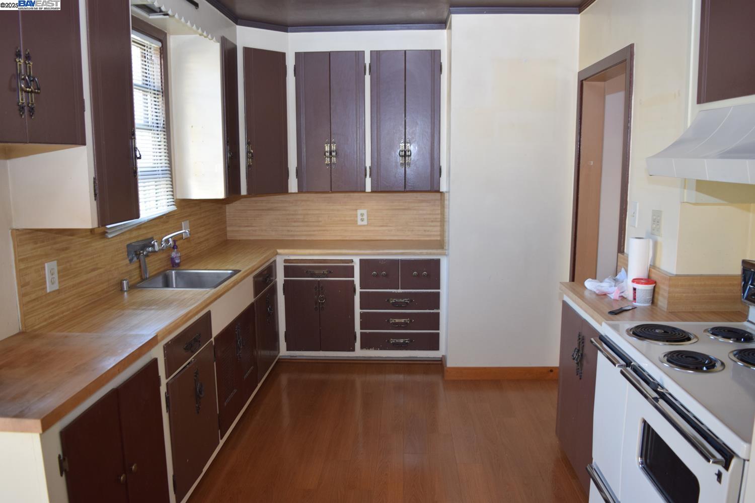 Detail Gallery Image 9 of 22 For 975 Pearl St, Alameda,  CA 94501 - 2 Beds | 2 Baths